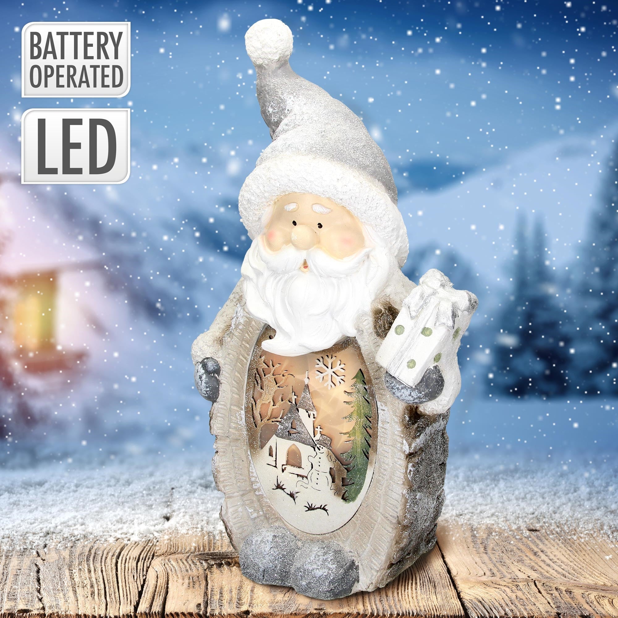 Dekorative Weihnachtsmannfigur mit Laterne und schneebedecktem Hintergrund.