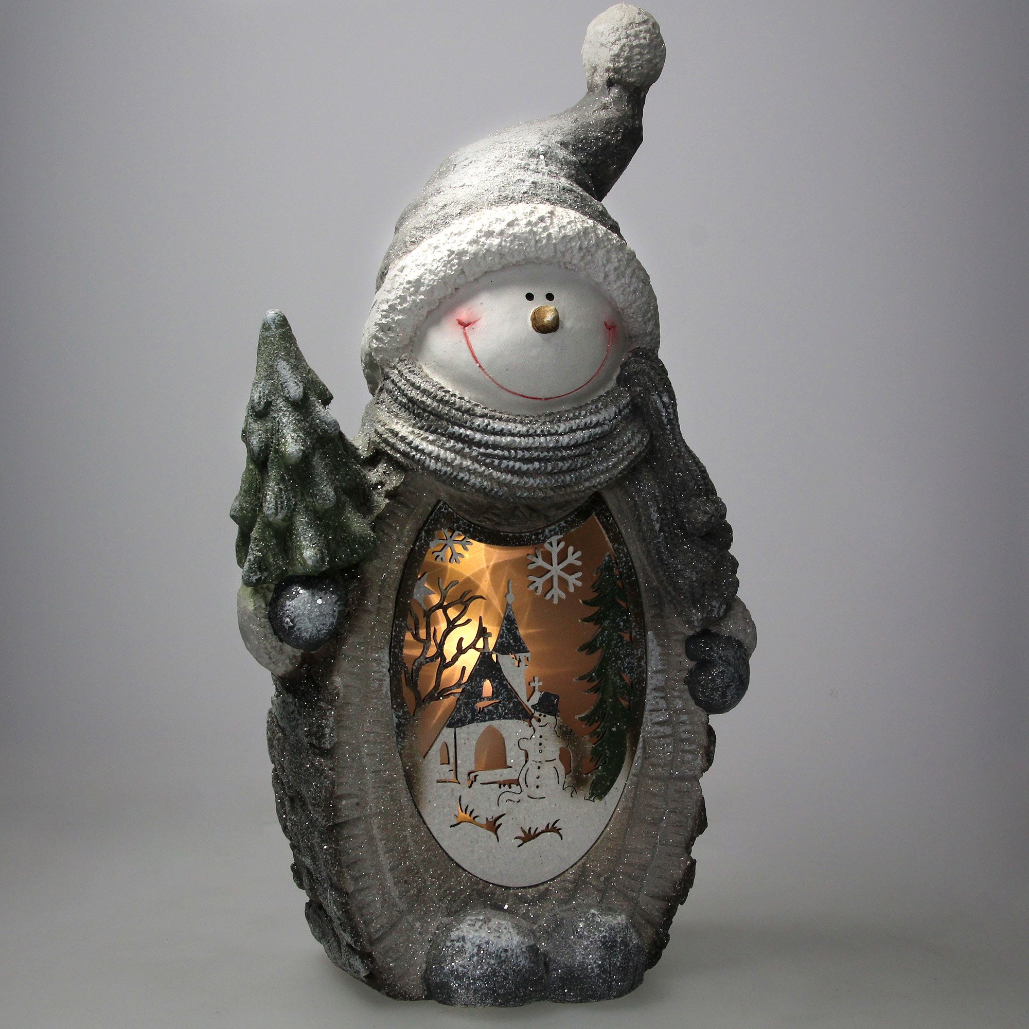 Dekorative Schneemannfigur mit Baum und beleuchtetem Innenleben.
