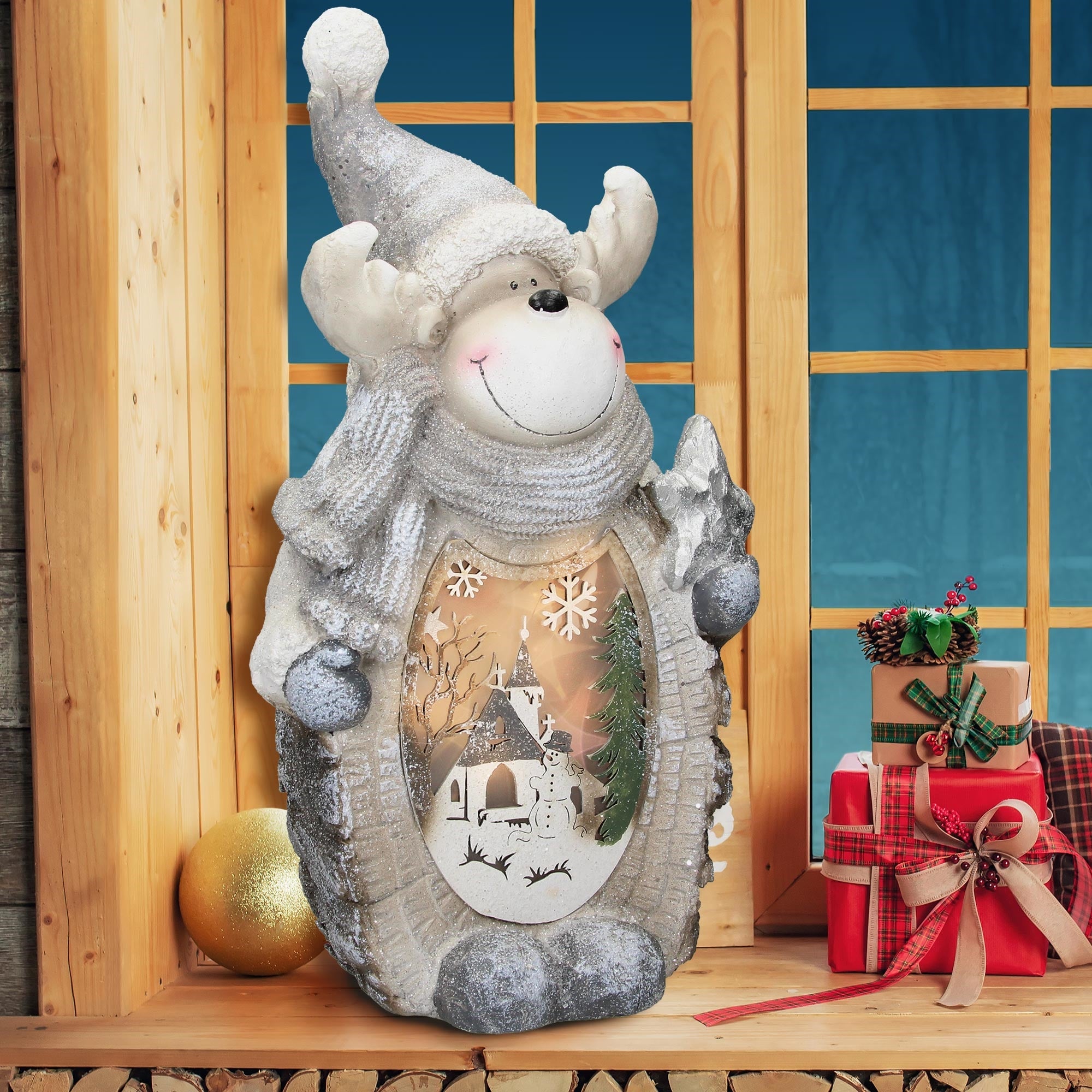 Dekorative Figur eines Bären mit Weihnachtsmotiven und Geschenken im Hintergrund.