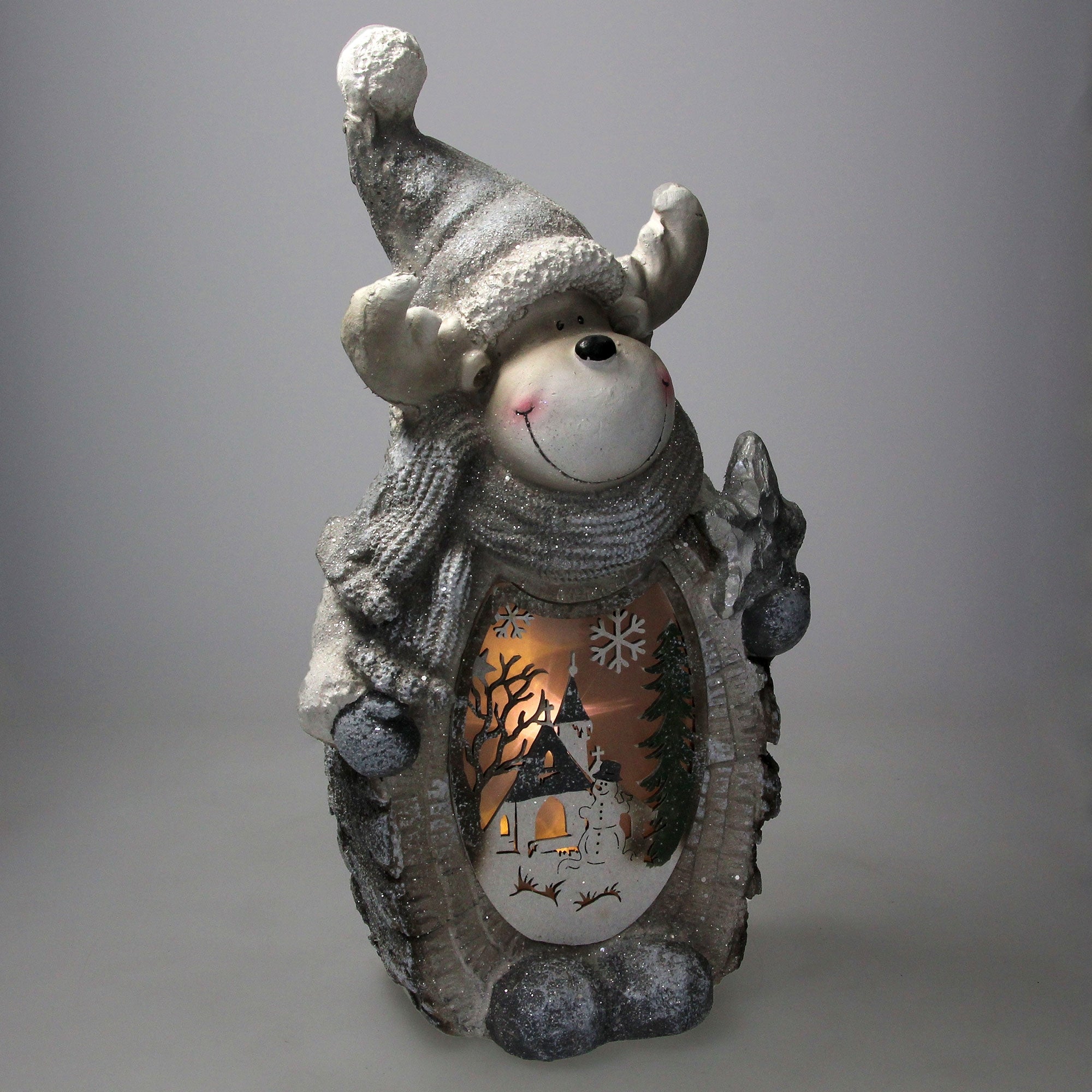 Figur eines Bären mit Mütze und Schal, hält einen Stock.
