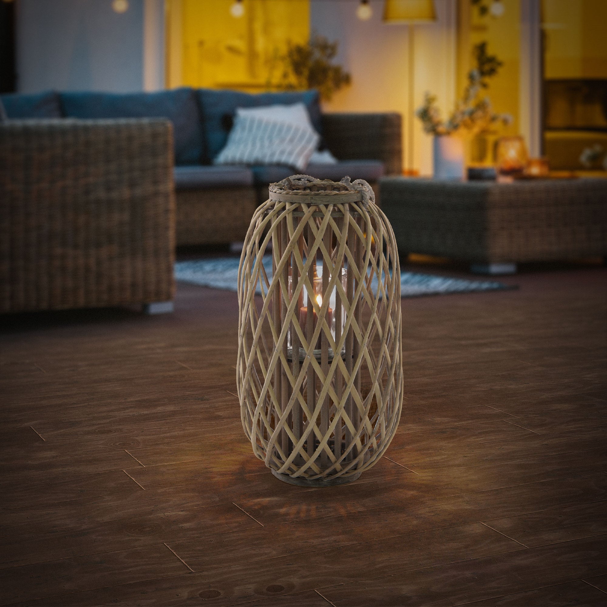 Geflochtener Kerzenhalter steht auf einem Holzboden in einem Wohnzimmer.