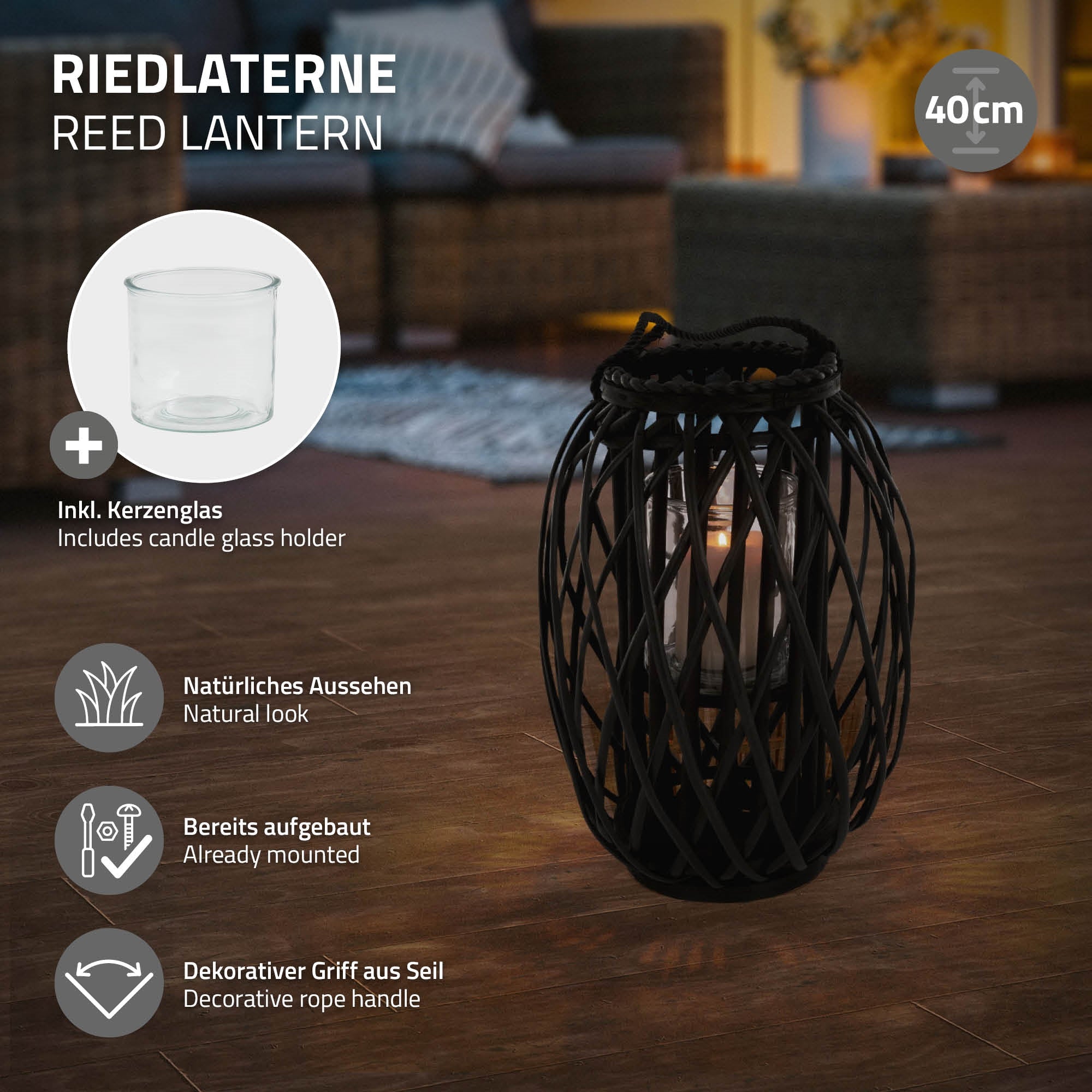 Riedlaterne mit Kerzenglas, dekorativem Griff und Maßangaben auf einem Tisch.