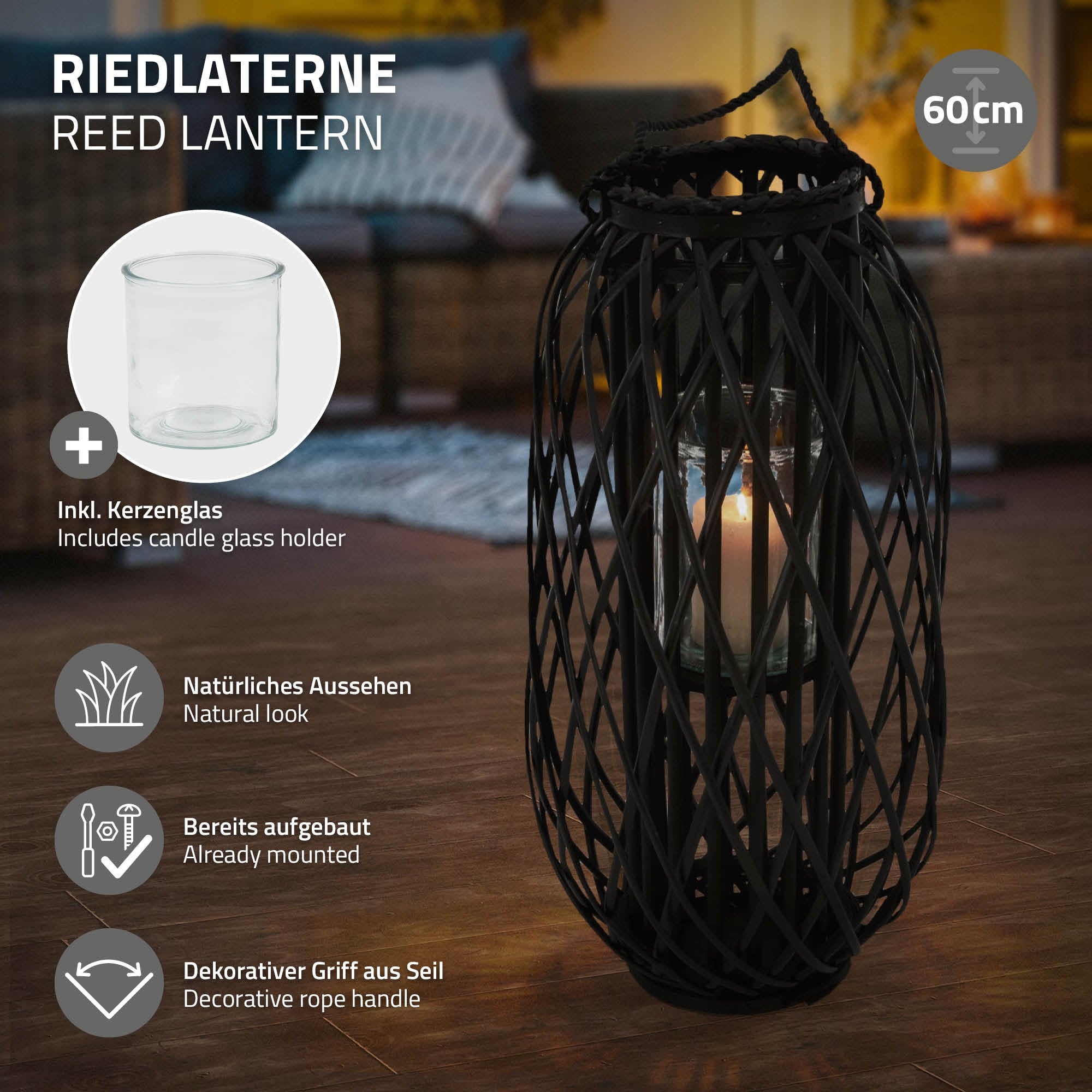 Schwarze Riedlaterne mit Kerzenglas, dekorativem Griff und natürlichen Materialien.