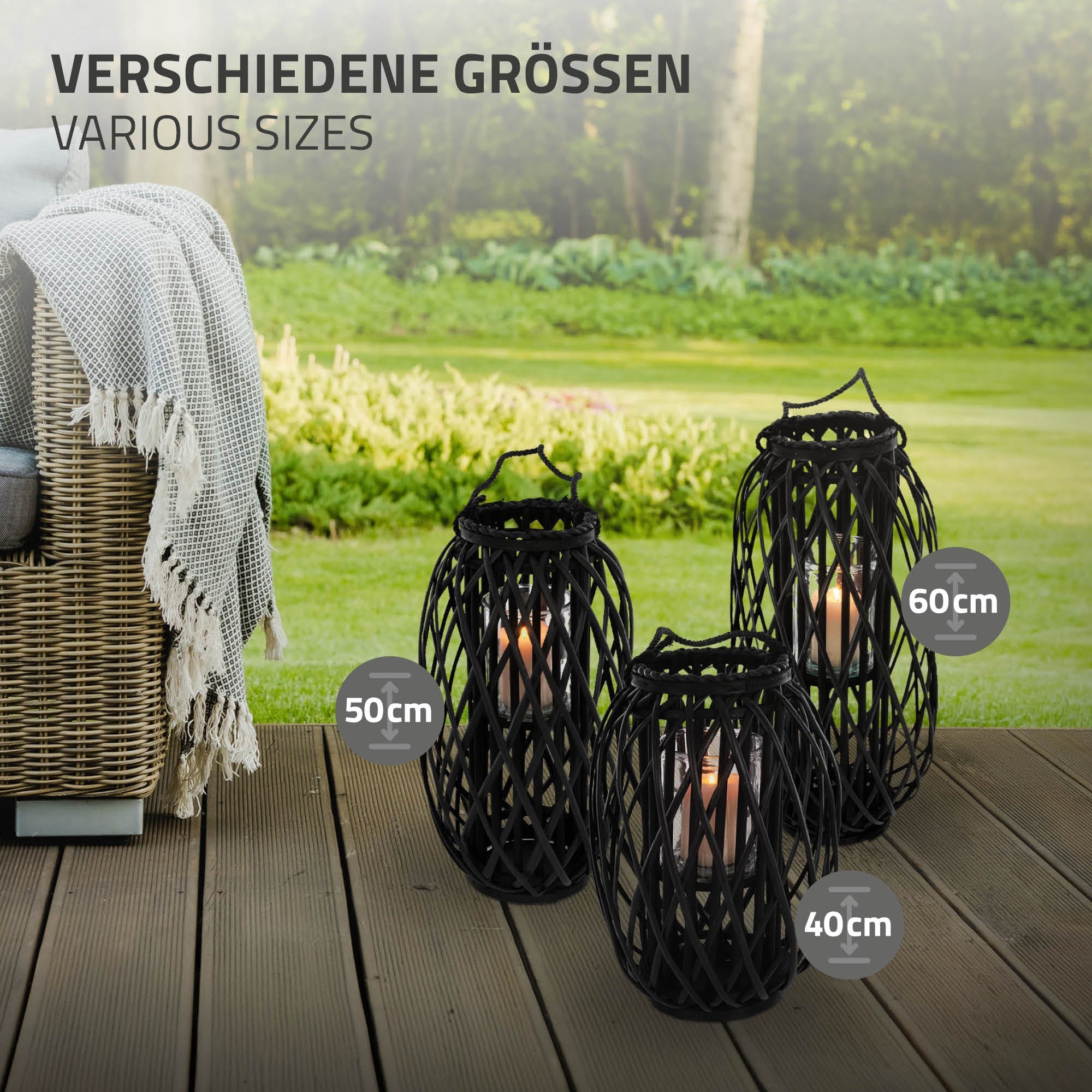 Drei schwarze Laternen in verschiedenen Größen, mit Kerzen, auf Holzterrasse.