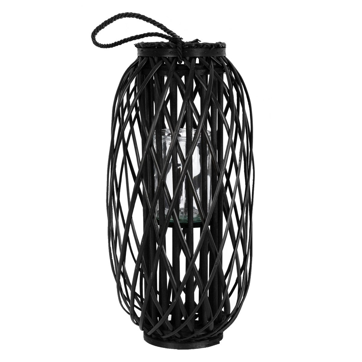 Eine schwarze Laterne mit einem geflochtenen Korbdesign.