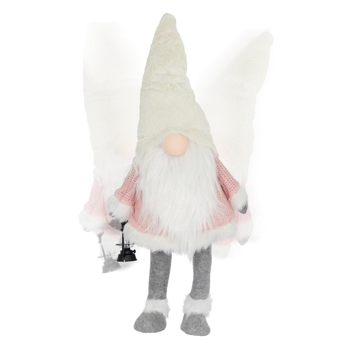 Gnome en peluche avec une barbe blanche, un pull rose, des jambes grises et une lanterne.