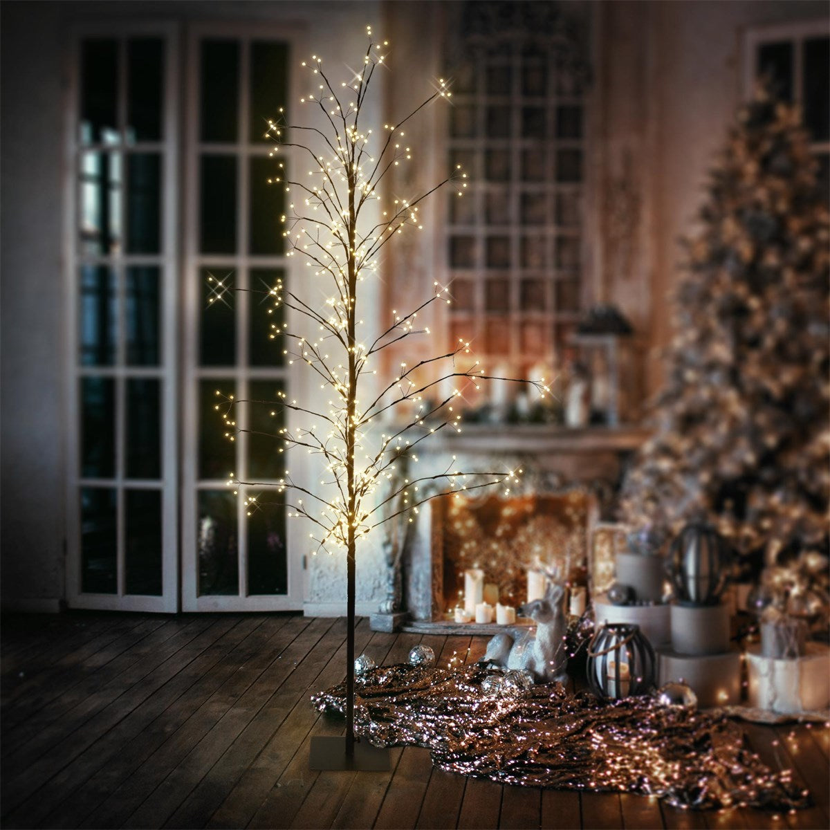 Ein beleuchteter Weihnachtsbaum in einem festlich dekorierten Raum.