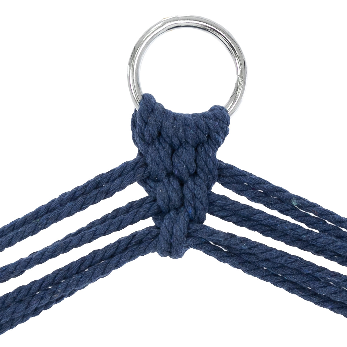 Primer plano de una cuerda azul con un anillo de metal.
