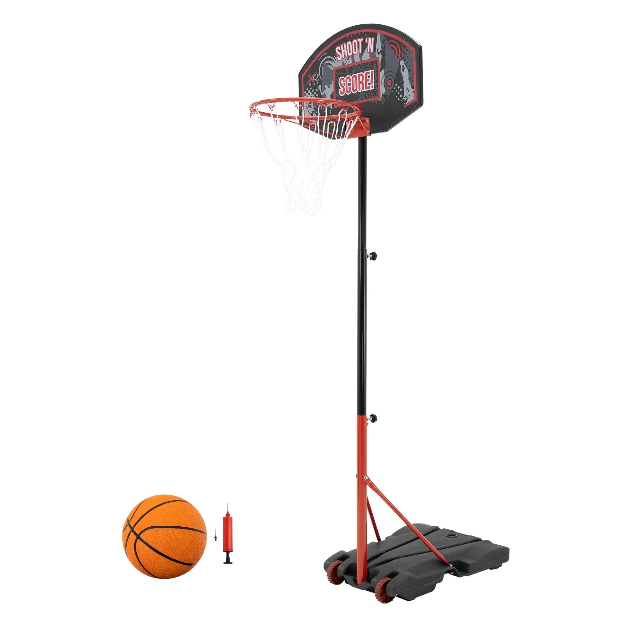Un panier de basket avec un ballon et une pompe sur un support stable.