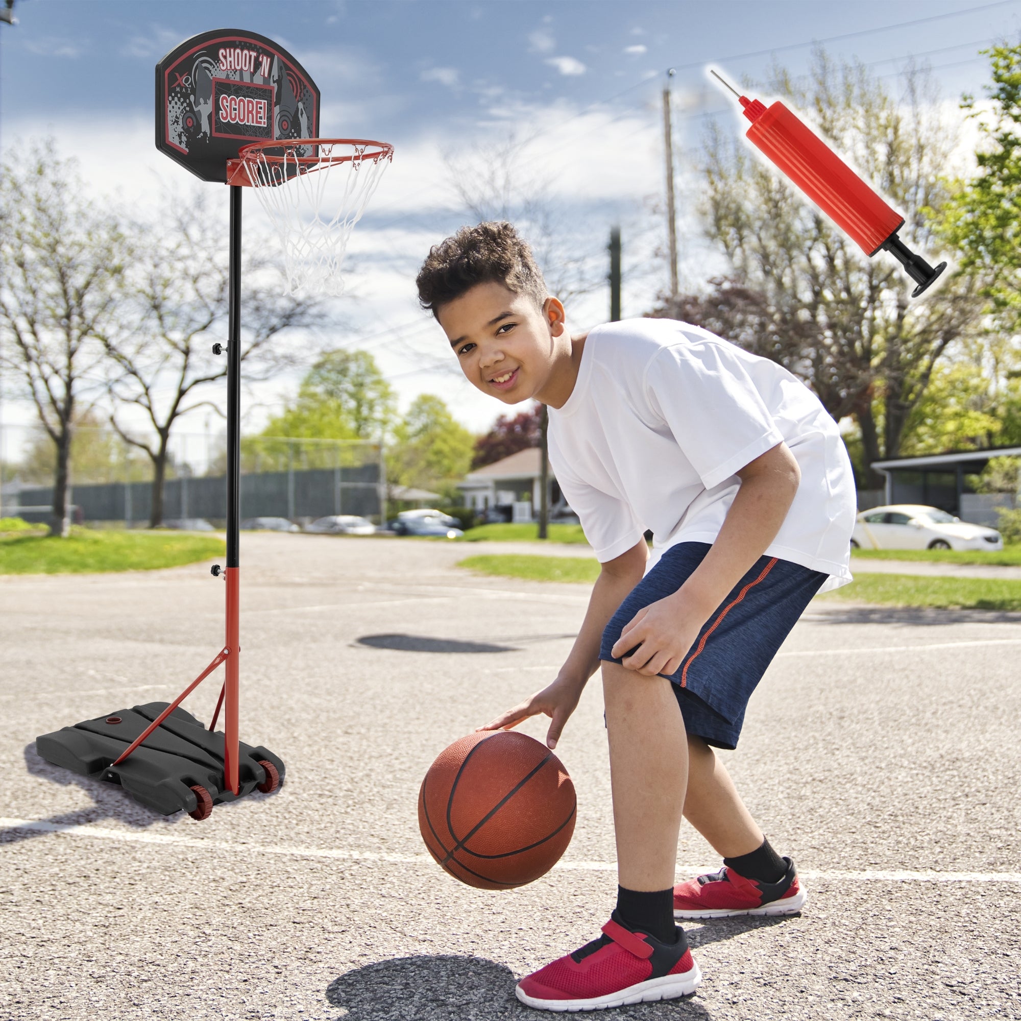 Un garçon avec un ballon de basket jouant sur un terrain de sport, avec un panier de basket en arrière-plan.