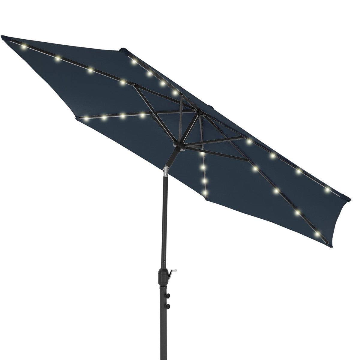 Sonnenschirm in Dunkelblau mit Lichtern, geöffnet und aufgestellt.