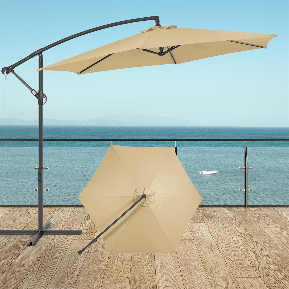 Sonnenschirm in Beige, auf einer Terrasse mit Meerblick.