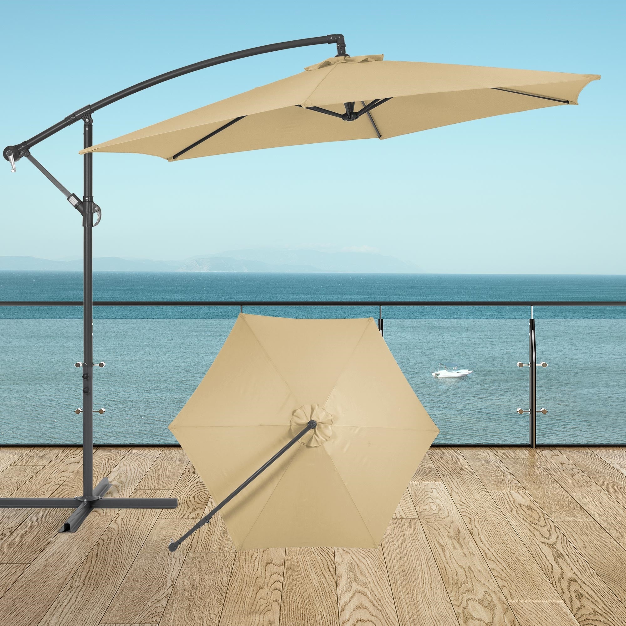 Parasol beige, sur une terrasse avec vue sur la mer.
