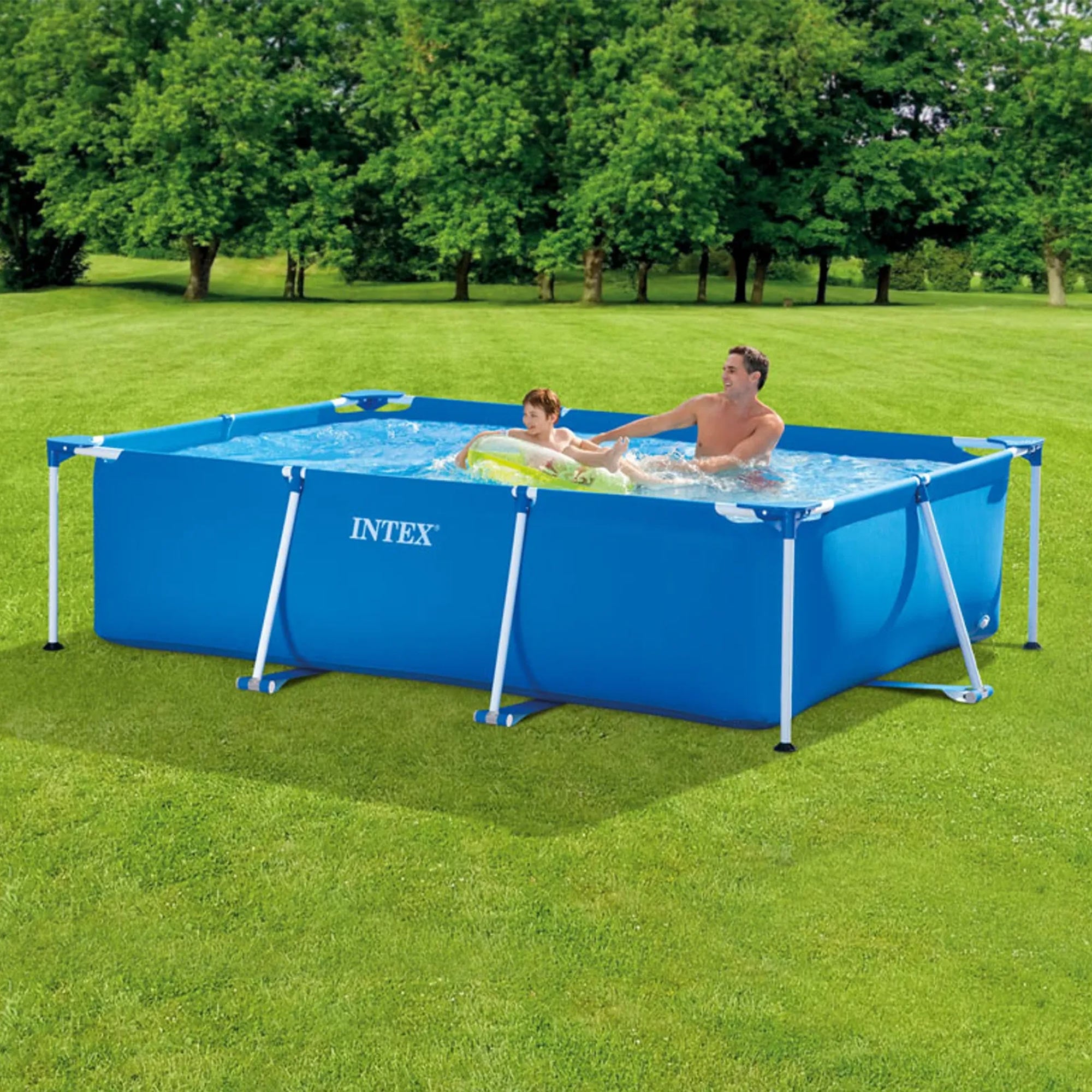 Aufstellpool im Garten mit zwei Personen, umgeben von Bäumen.