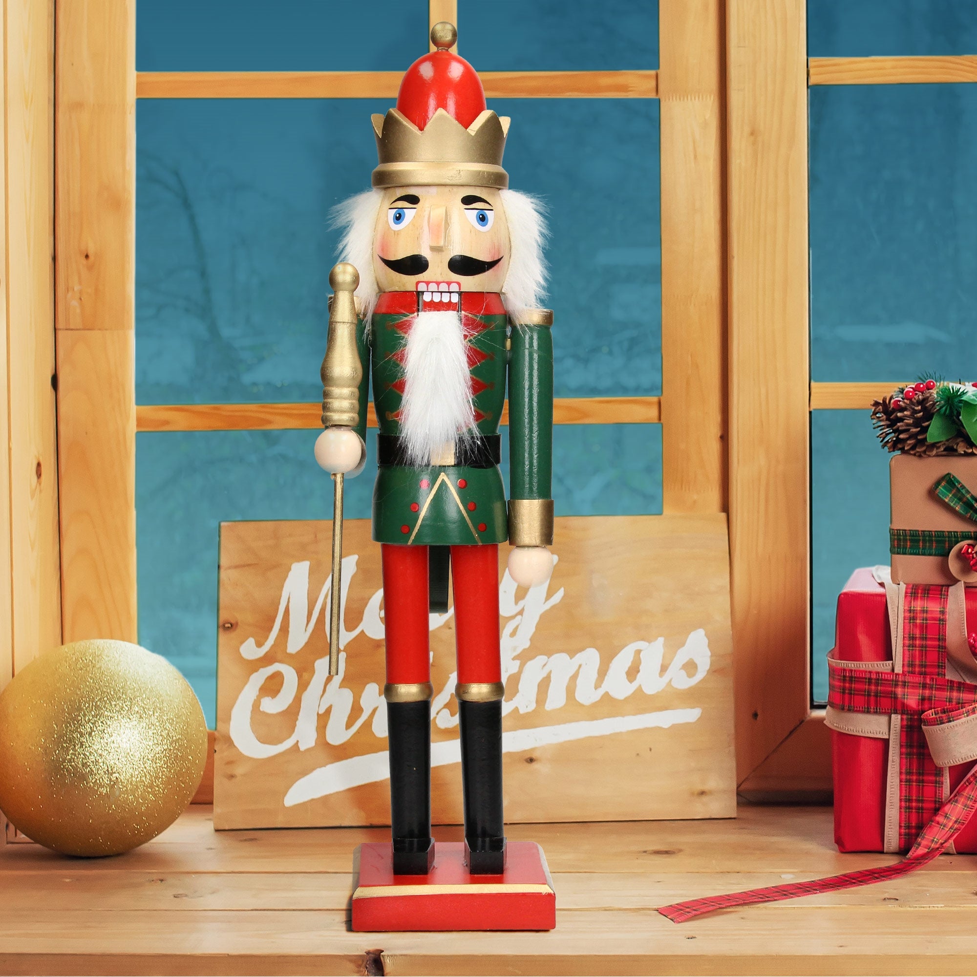 Figurine de casse-noix avec couronne, dans une pièce avec décoration de Noël.