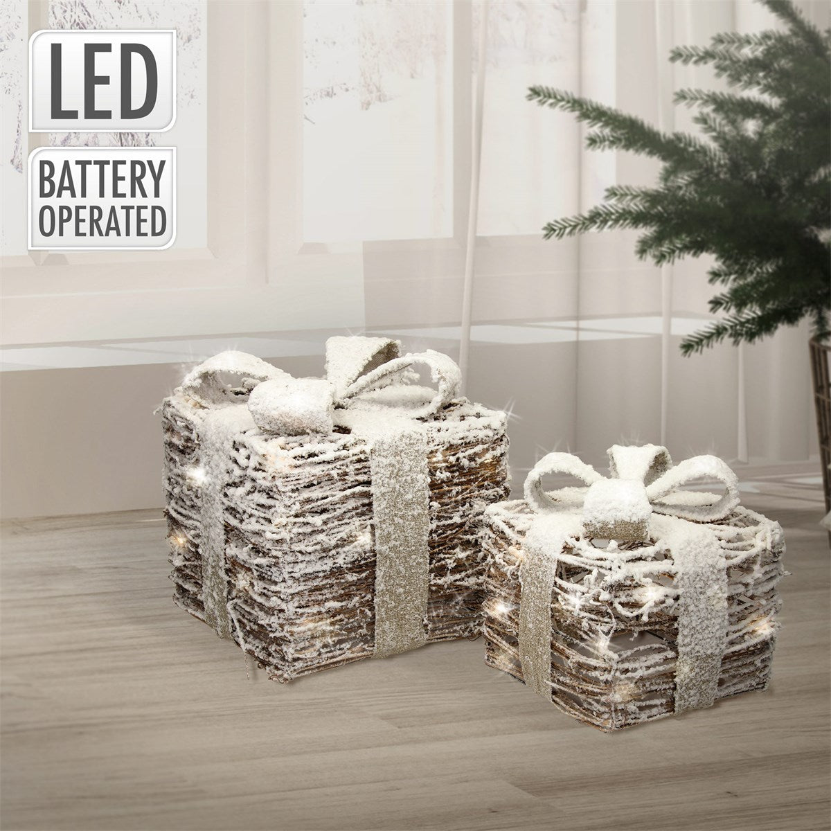 Zwei dekorative Geschenkpäckchen mit Schleifen und LED-Beleuchtung auf einem Tisch.