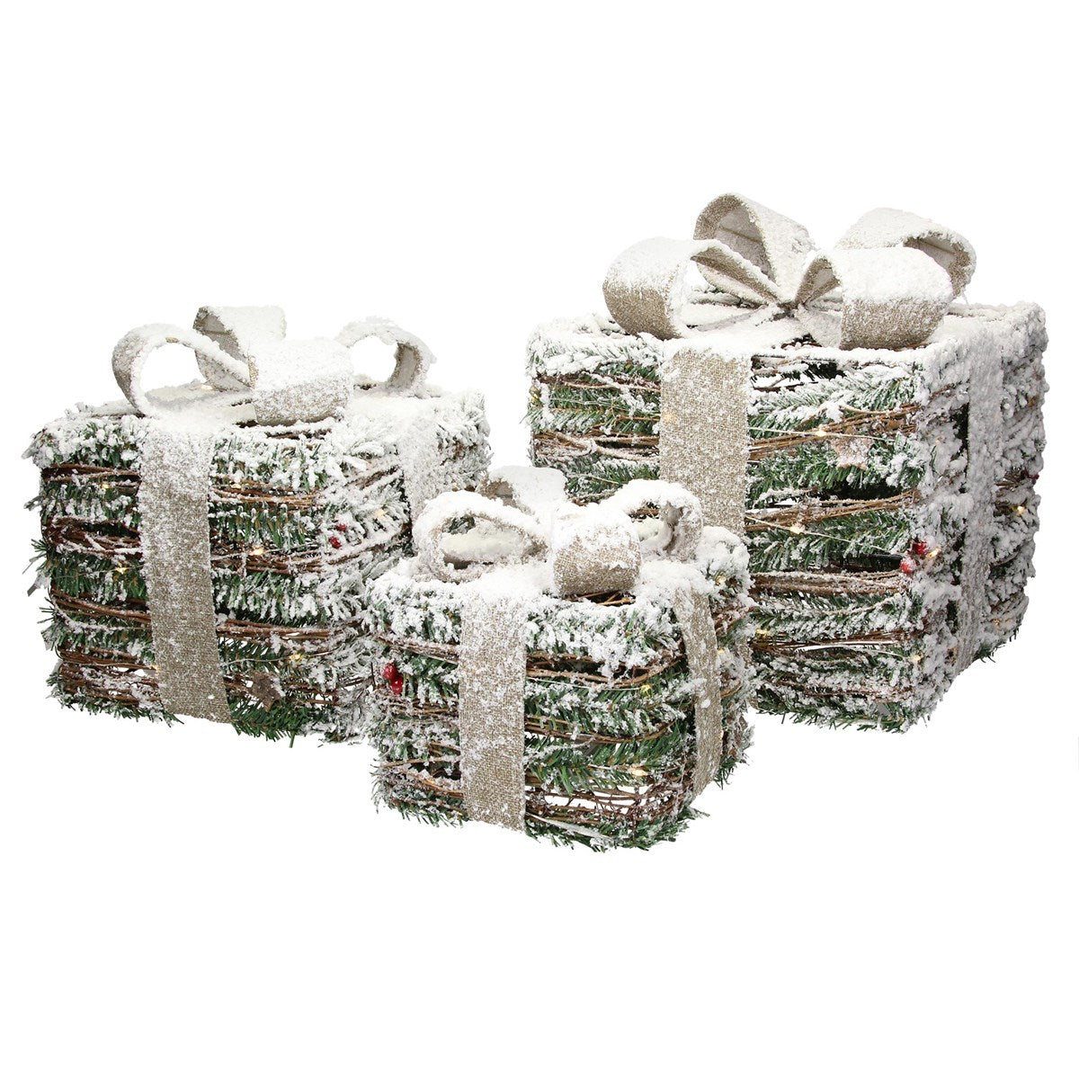 Drei Geschenke aus Tannenzweigen, mit Schleifen und Schnee dekoriert.
