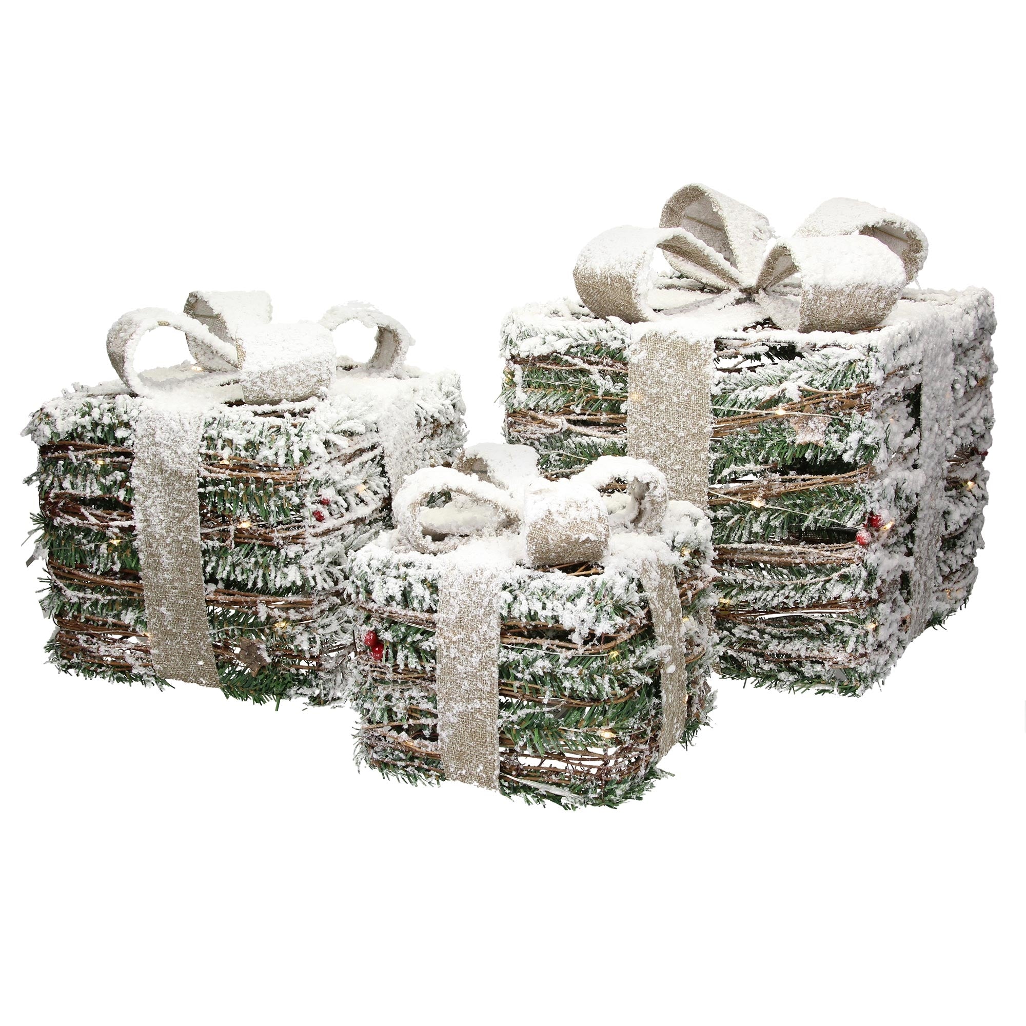 Drei Geschenke aus Tannenzweigen, mit Schleifen und Schnee dekoriert.