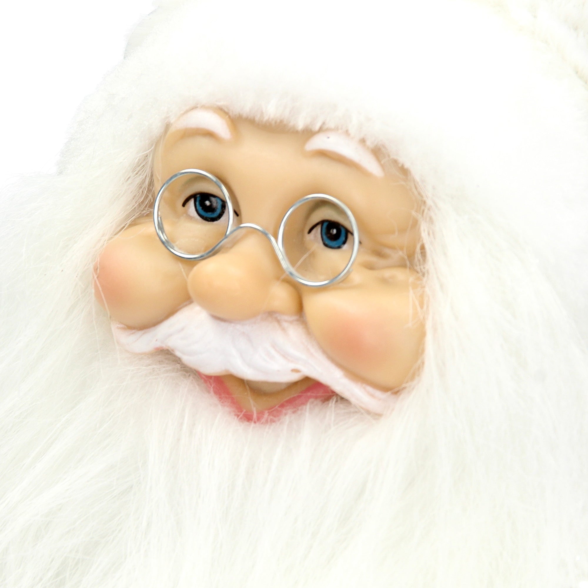 Nahaufnahme eines lächelnden Weihnachtsmanns mit Brille und weißem Bart.