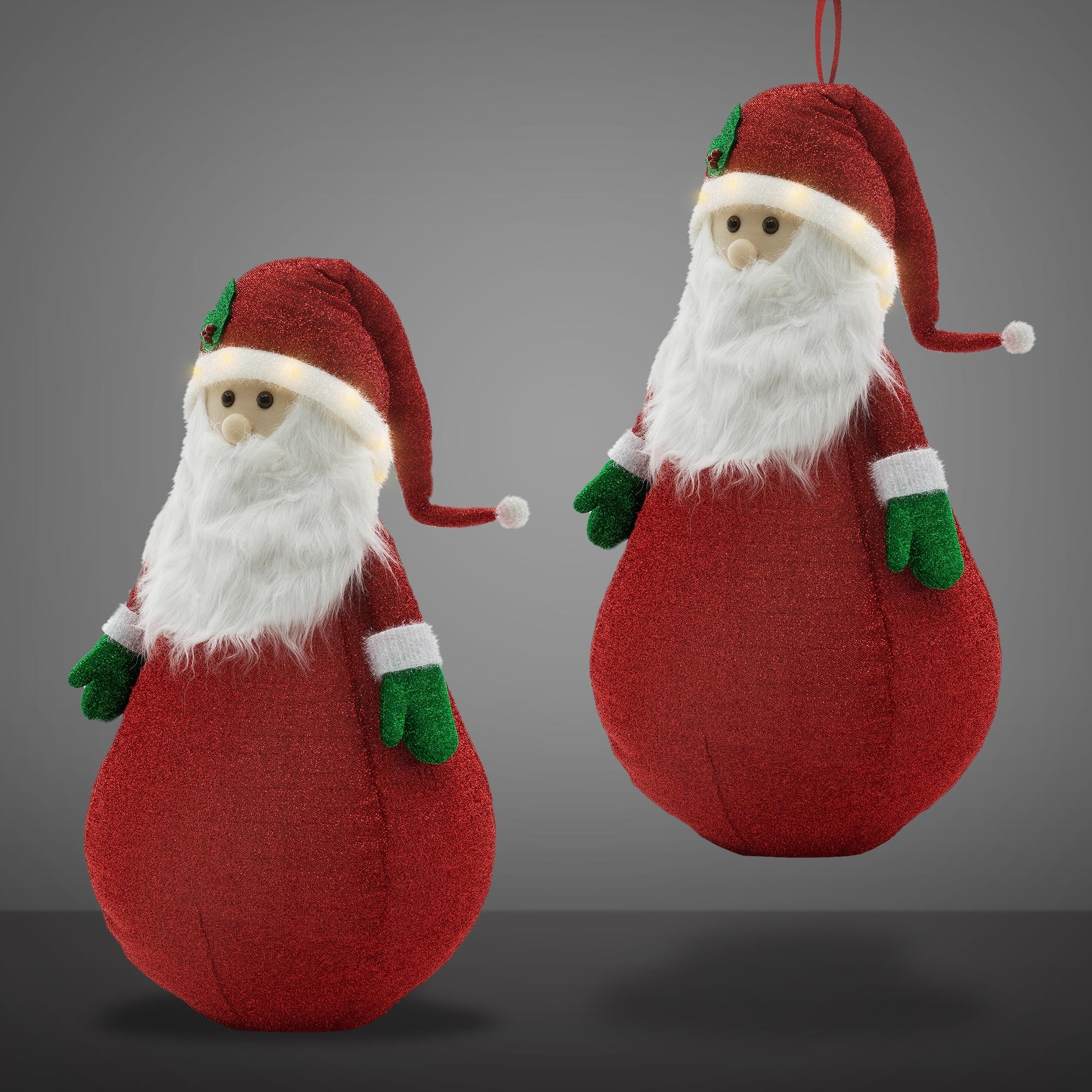 Twee kerstmannen in een rode outfit met witte baarden, op een grijze achtergrond.