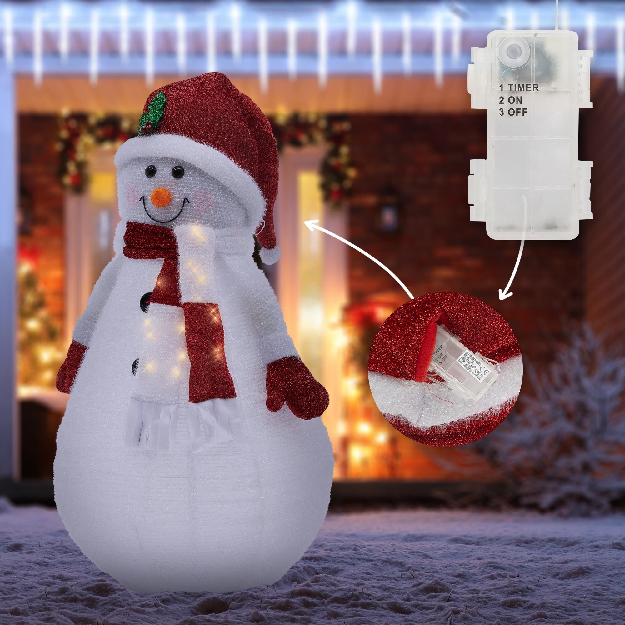 Ein Schneemann mit rotem Hut und Schal, umgeben von Lichtern und einem Schalter.