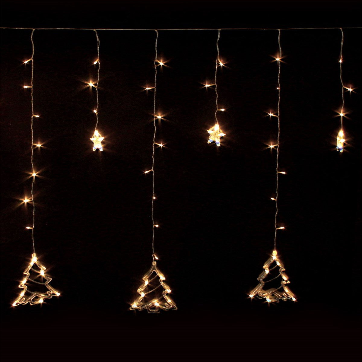 Lichterkette mit hängenden Weihnachtsbaum- und Sternmotiven auf schwarzem Hintergrund.