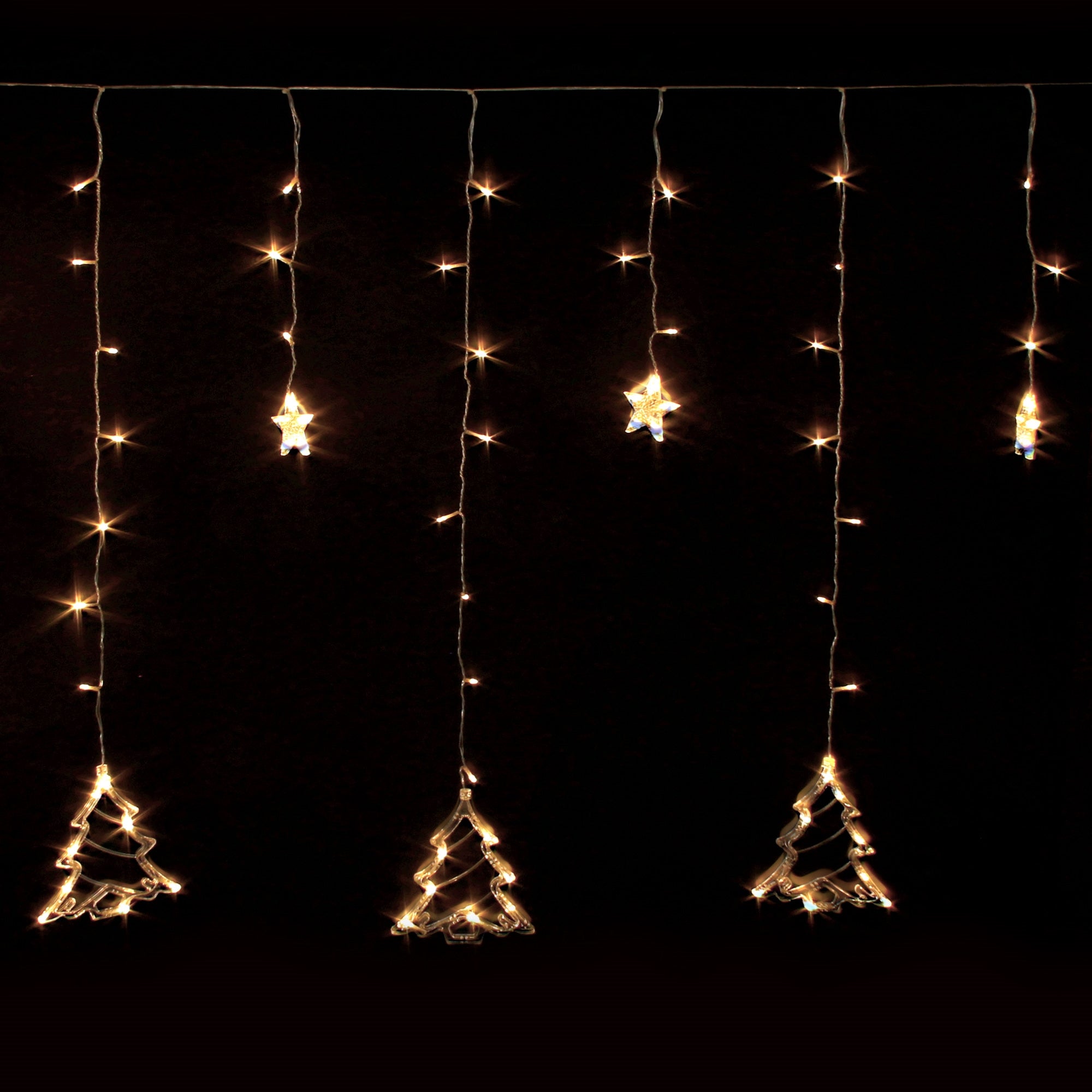Lichtjesketting met hangende kerstboom- en stermotieven op een zwarte achtergrond.