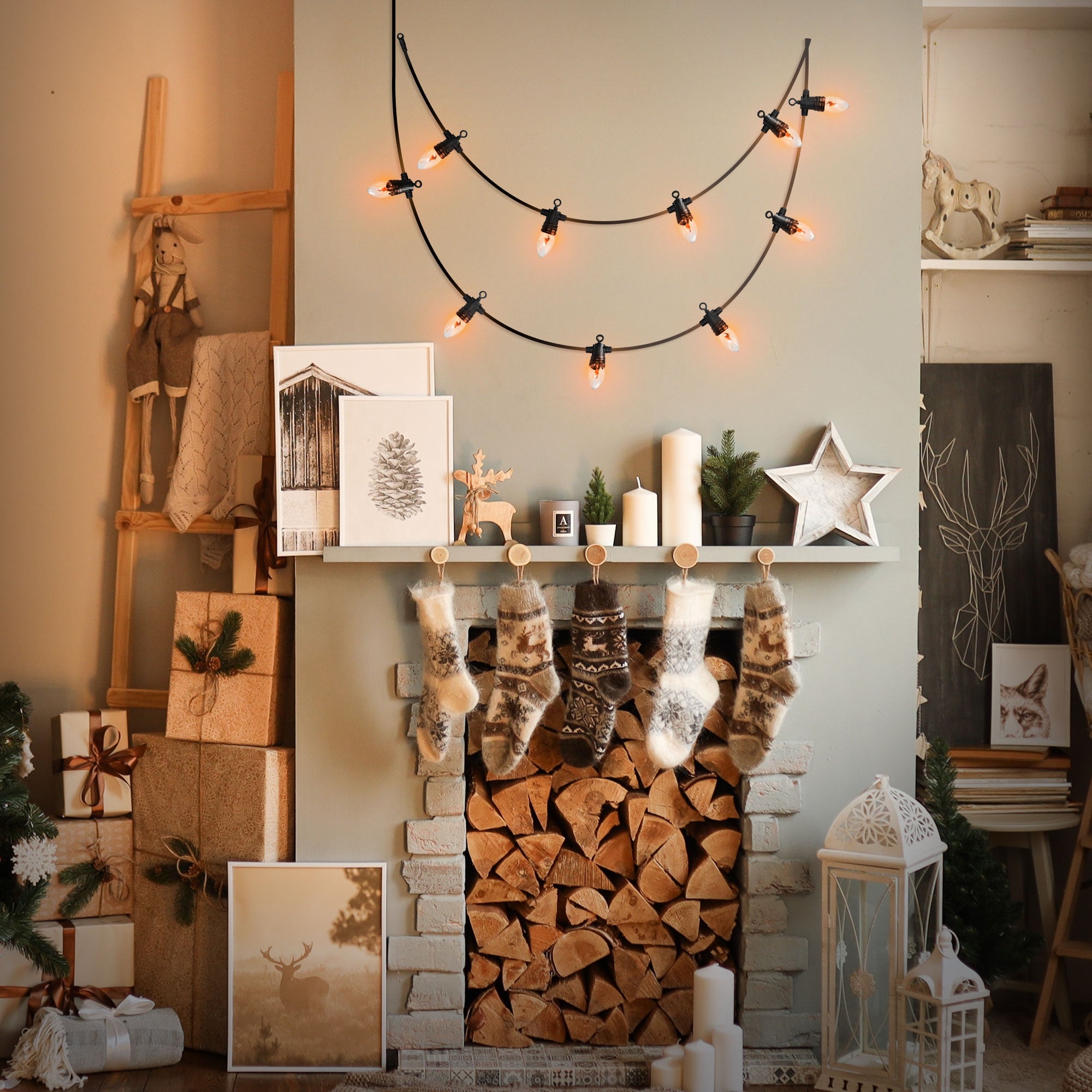 Rincón acogedor de sala de estar con cadena de luces sobre una chimenea y decoración navideña.