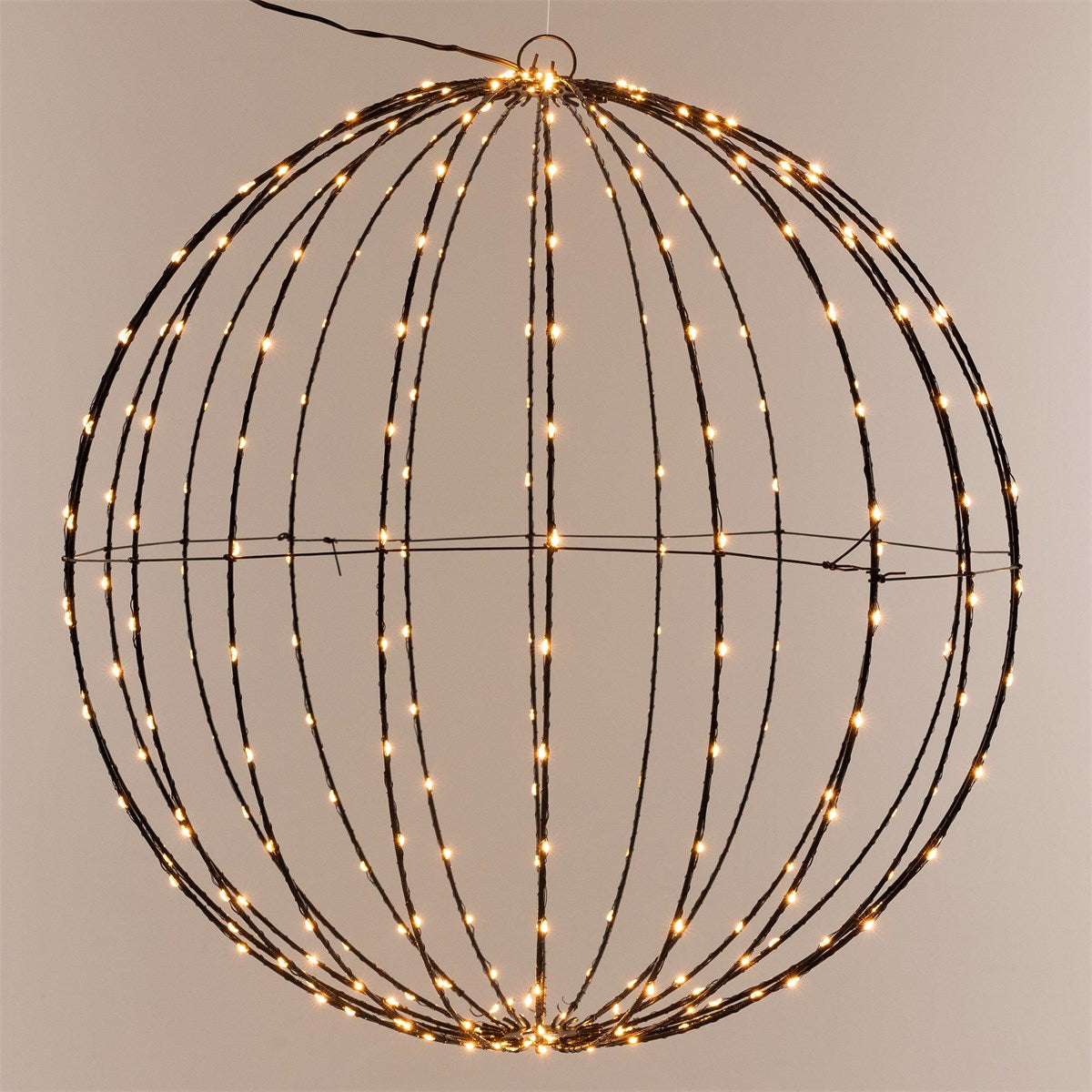 Decoração luminosa redonda com muitas luzes pequenas.