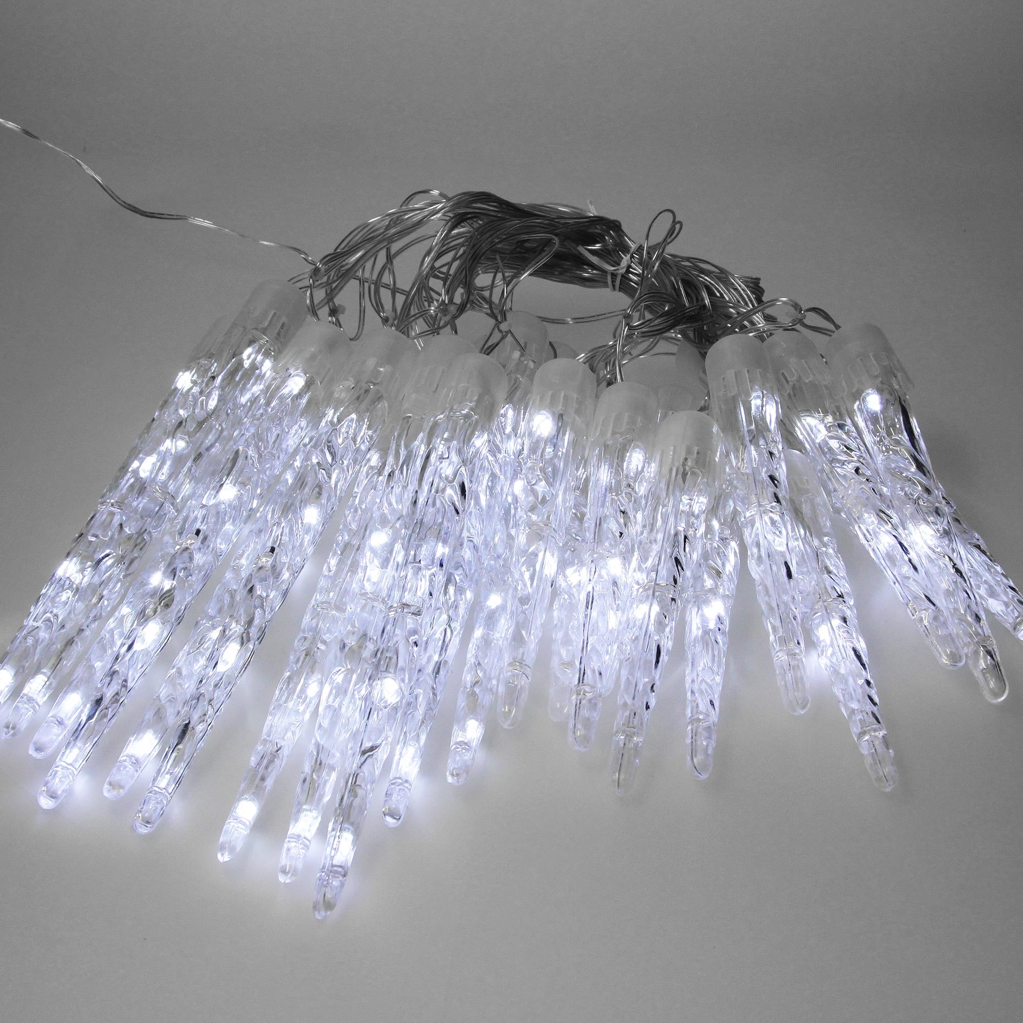 Catena di luci con lunghe stalattiti trasparenti e luminose.