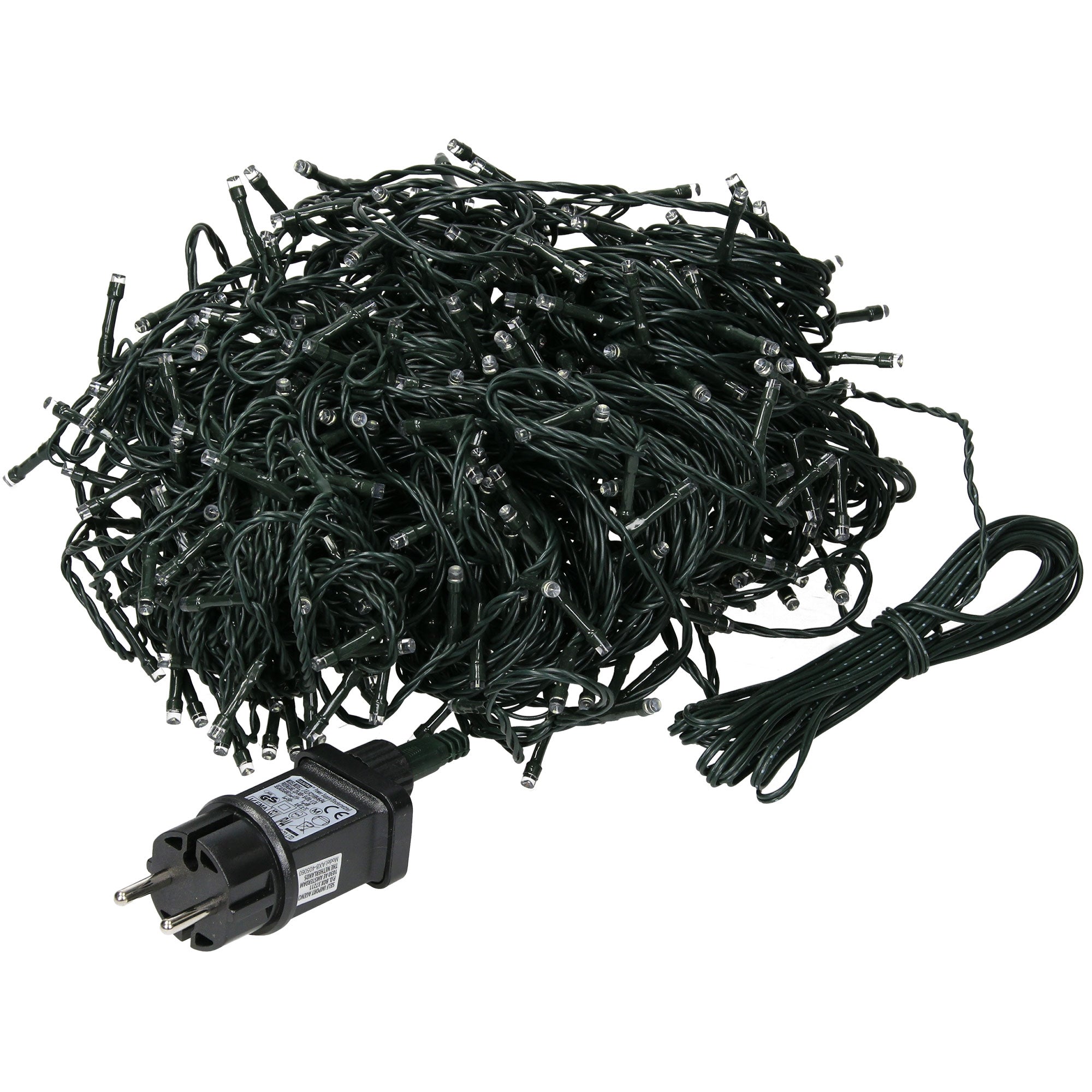 Ein Haufen von grünen Lichtern mit Stecker, unordentlich auf einem Tisch verteilt.