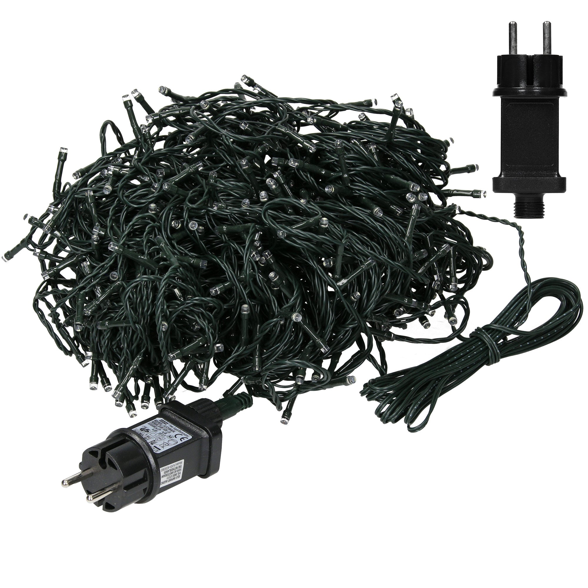 Ein Haufen von grünen Lichtern mit Stecker und Adapter.