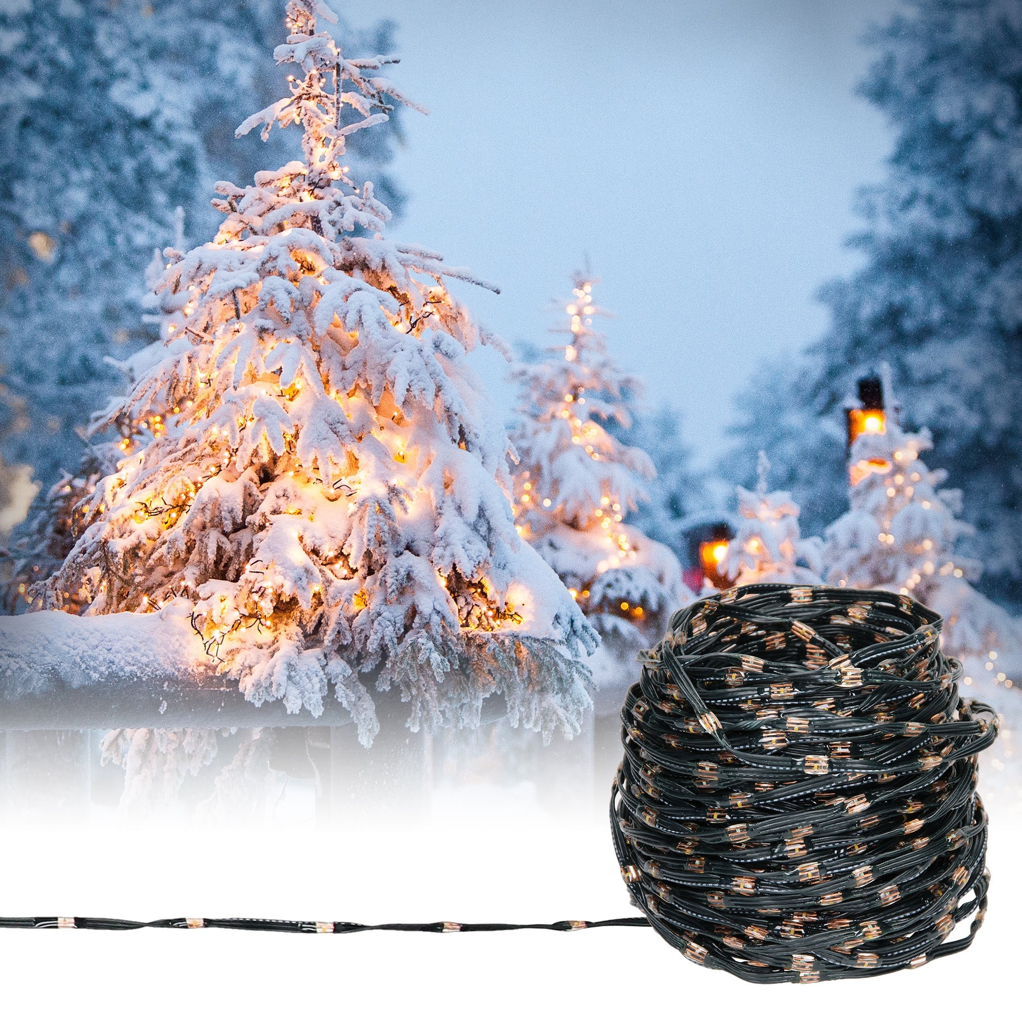Ein verschneiter Weihnachtsbaum mit Lichtern in einer winterlichen Landschaft.