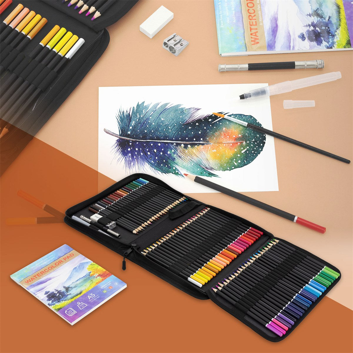 Buntstifte und Aquarellfarben auf einem Tisch mit einem gemalten Federbild.