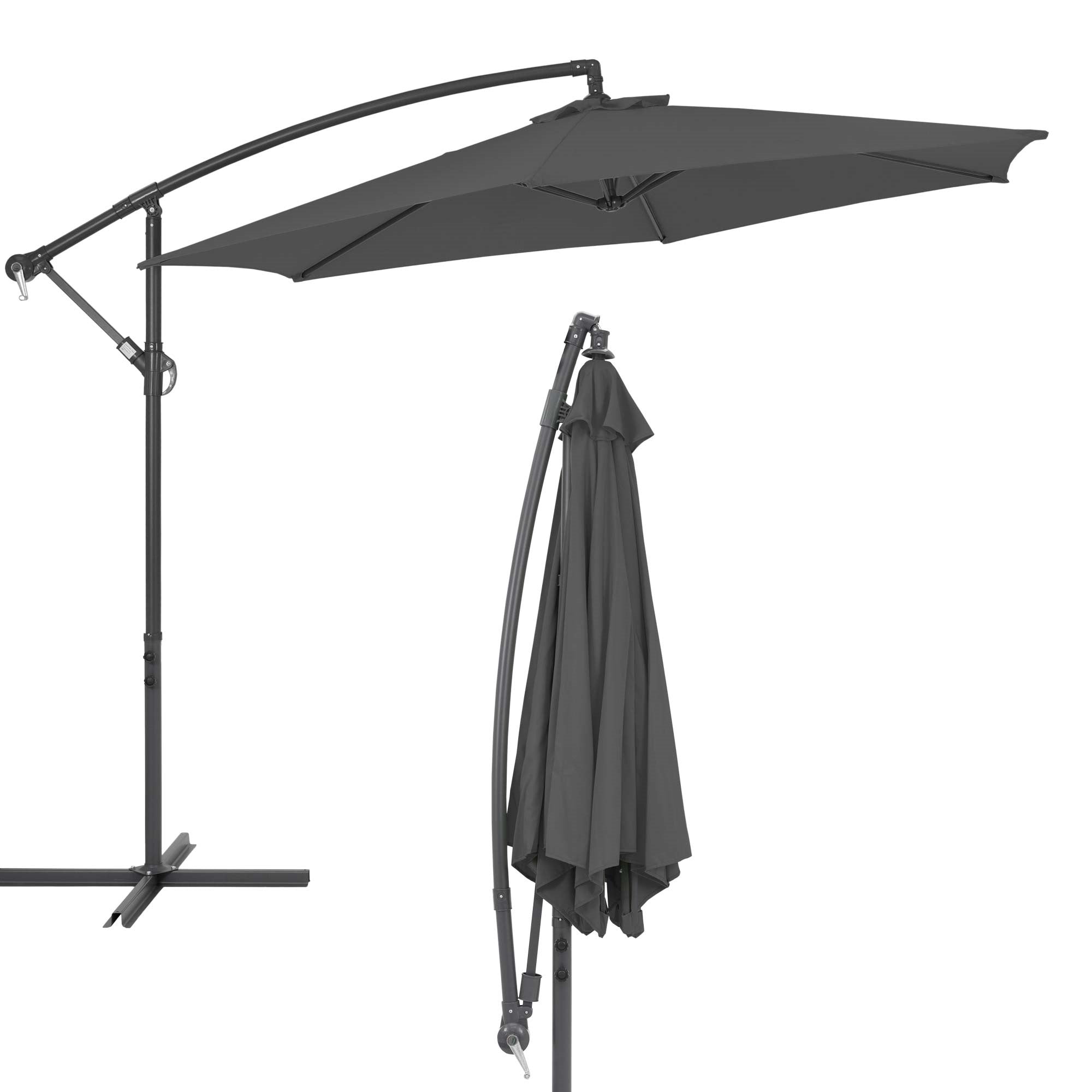 Gartenparasol mit gebogenem Gestell und zusammengeklapptem Schirm.
