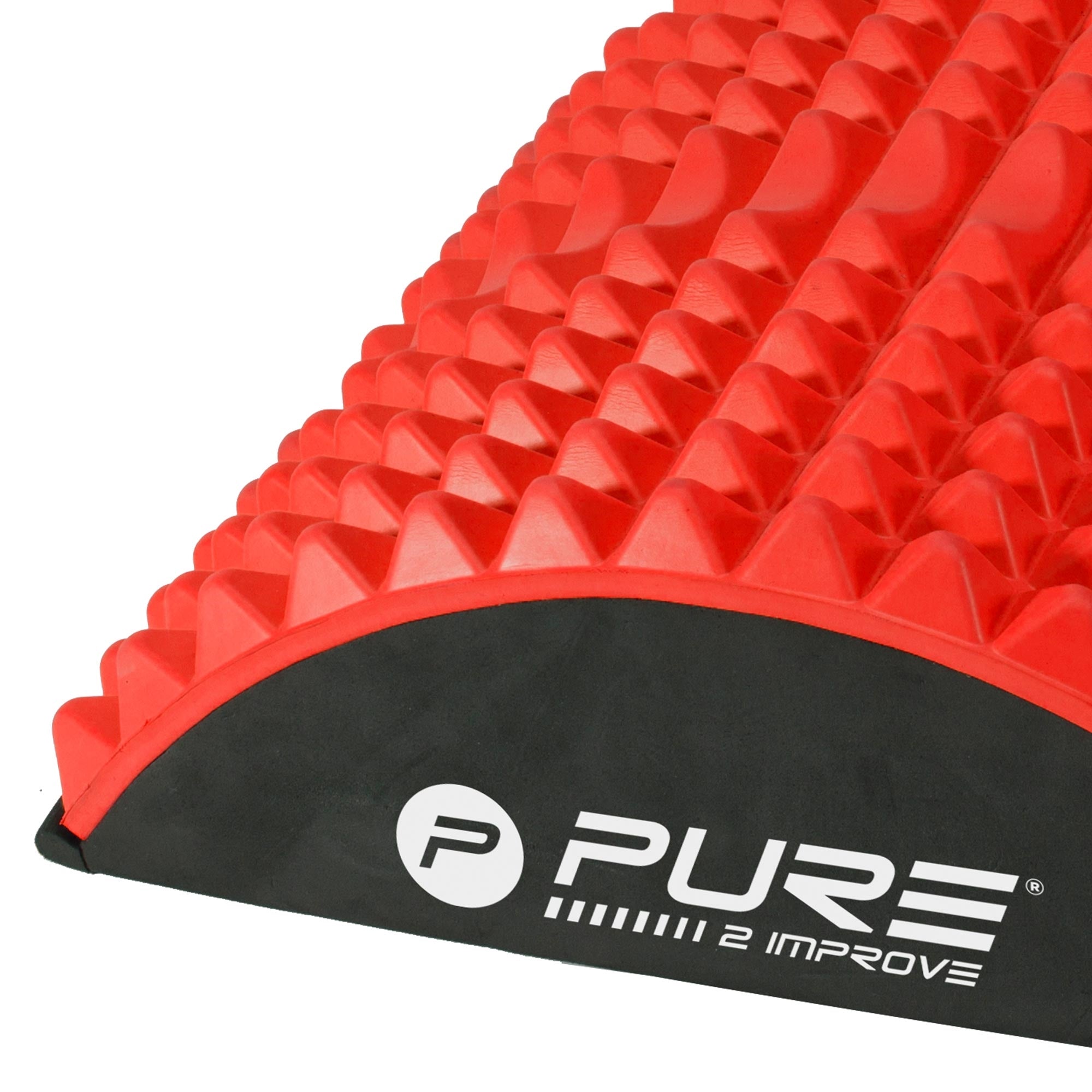 Nærbillede af et rødt, struktureret fitnessudstyr med logoet PURE.