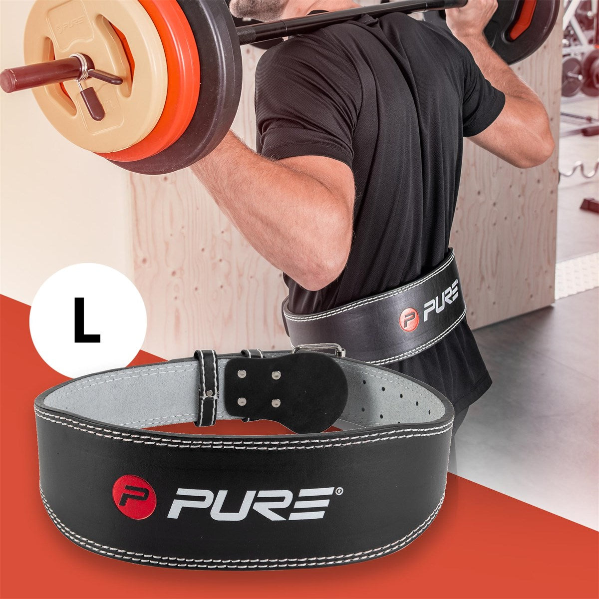 Homme portant une ceinture d’haltérophilie en faisant des squats dans une salle de sport.