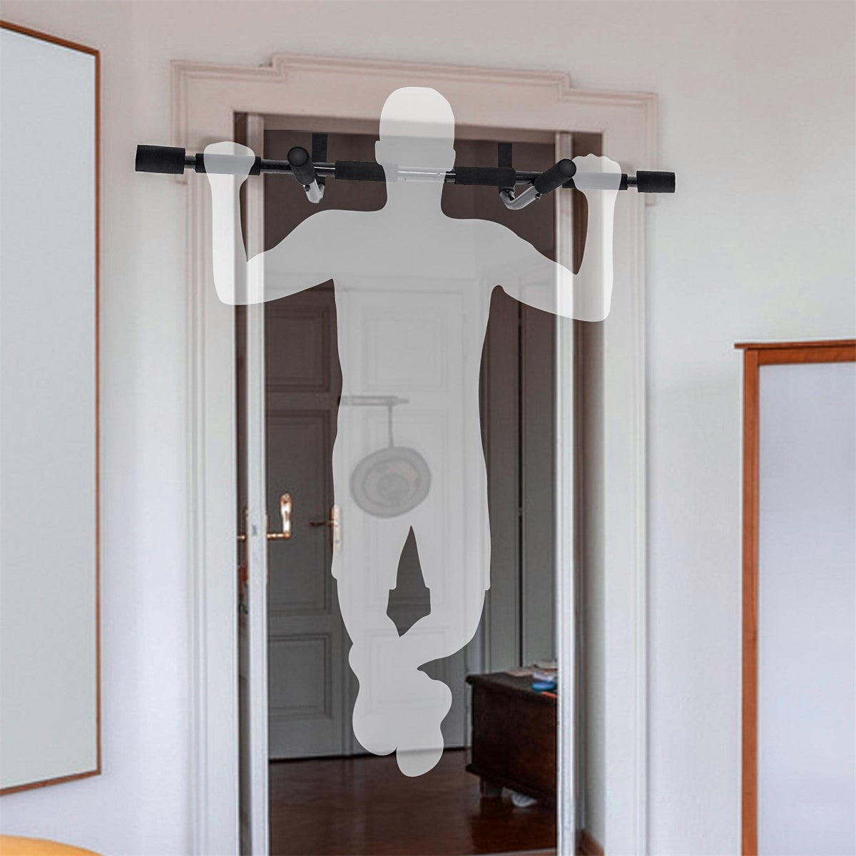 Un marco de puerta con una barra de dominadas y la silueta transparente de una persona.