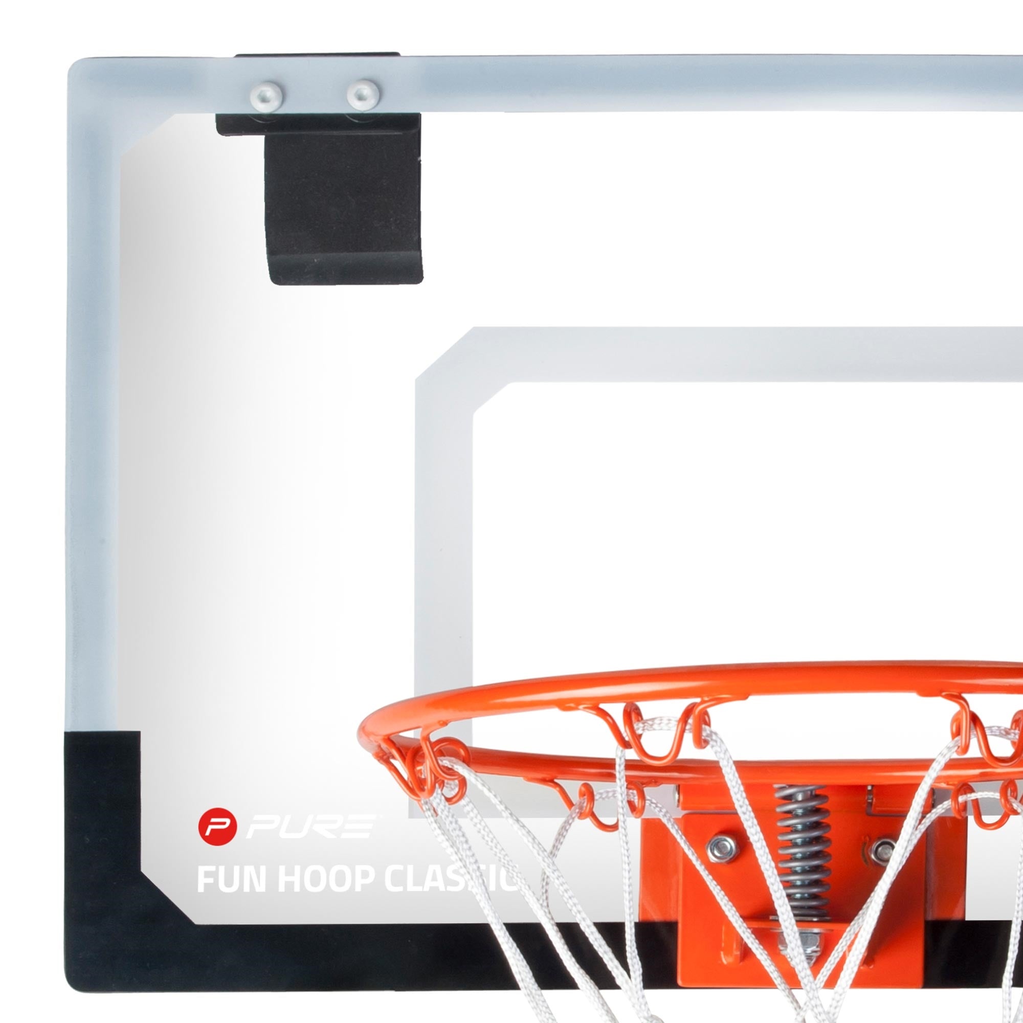 Basketballbrett mit Korb und Halterung.