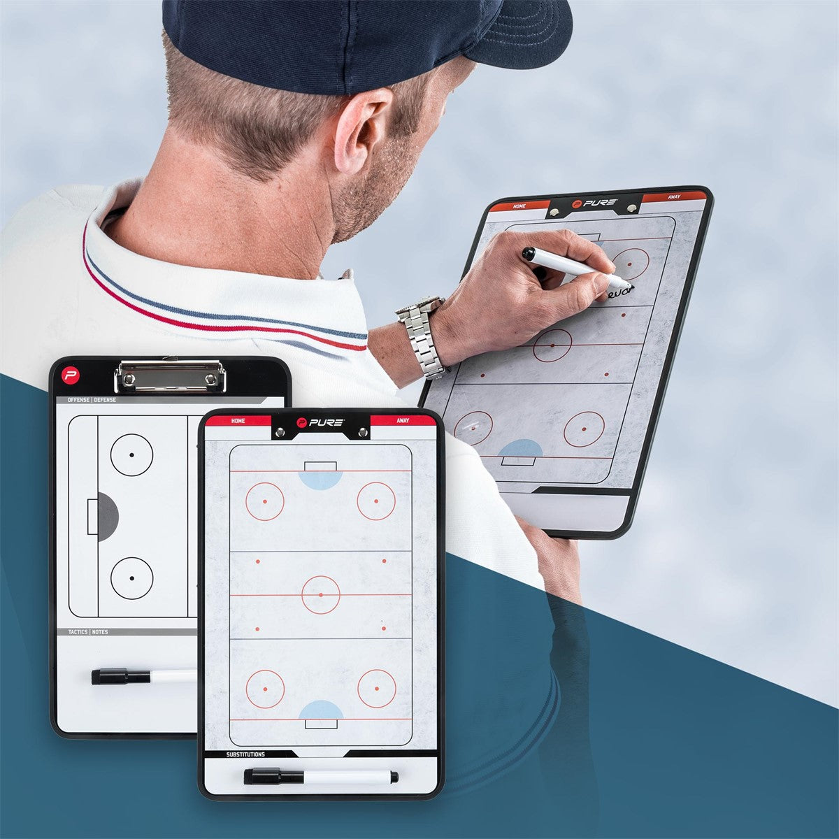 Entrenador con una pizarra táctica de hockey sobre hielo, tomando notas.