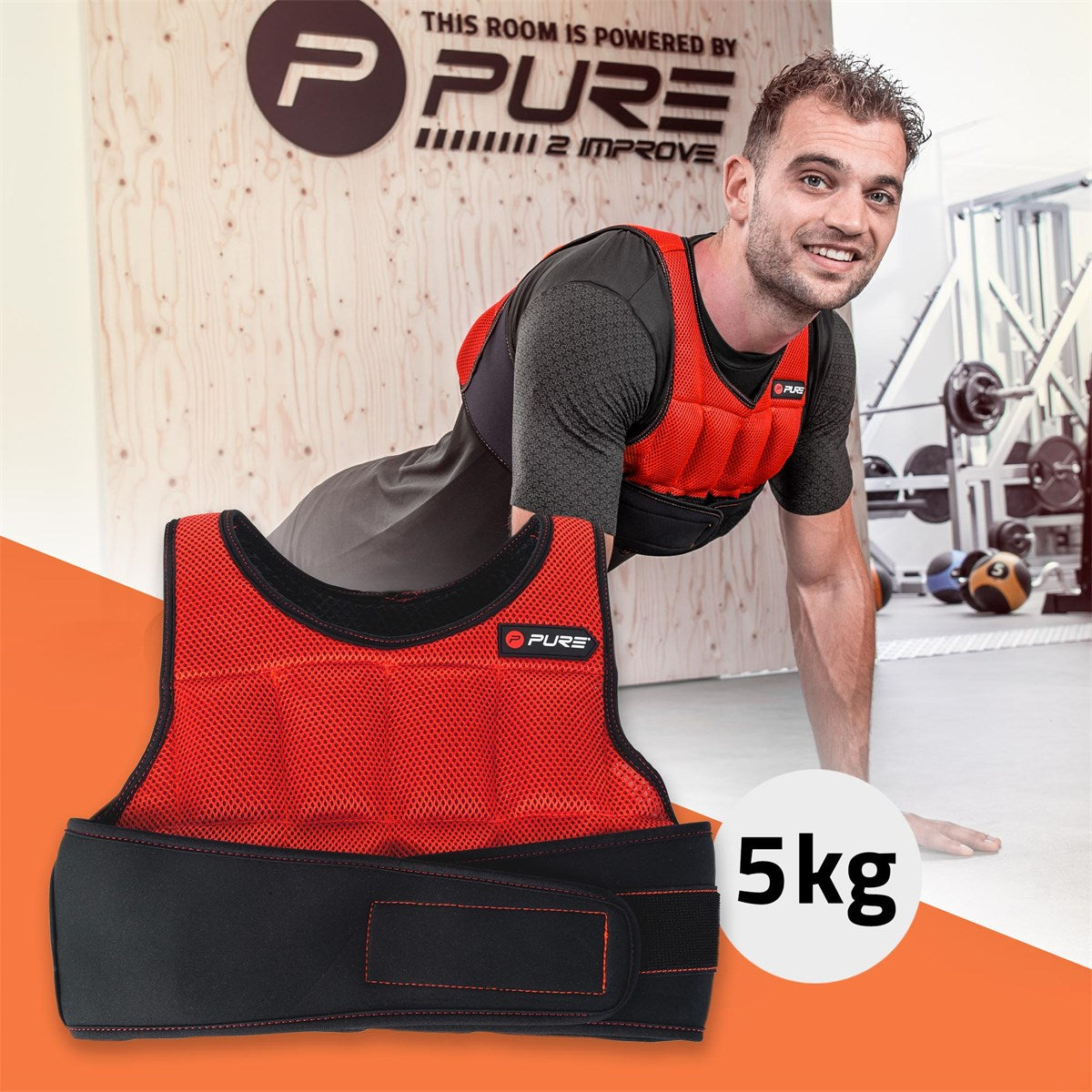 Muž trénuje na podlaze v červené zátěžové vestě o hmotnosti 5 kg.
