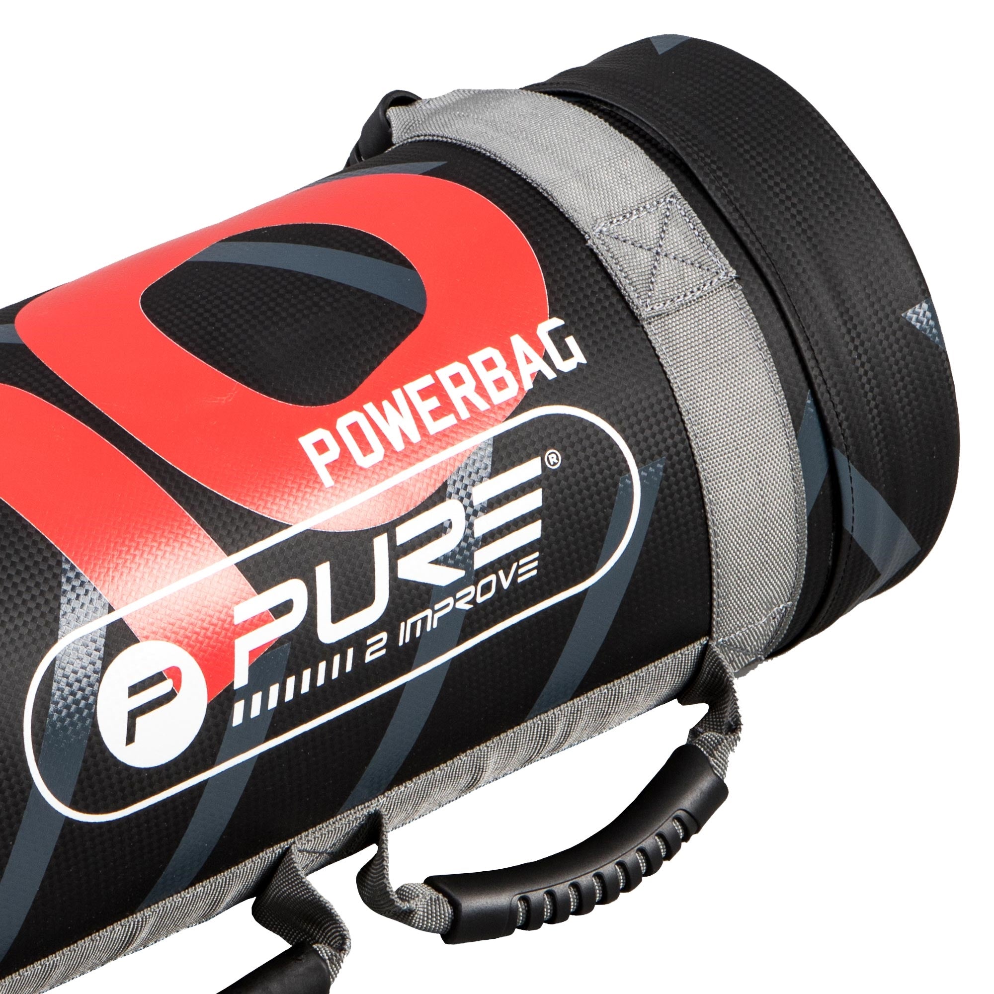 Primer plano de un Powerbag con logo rojo y asa de transporte.