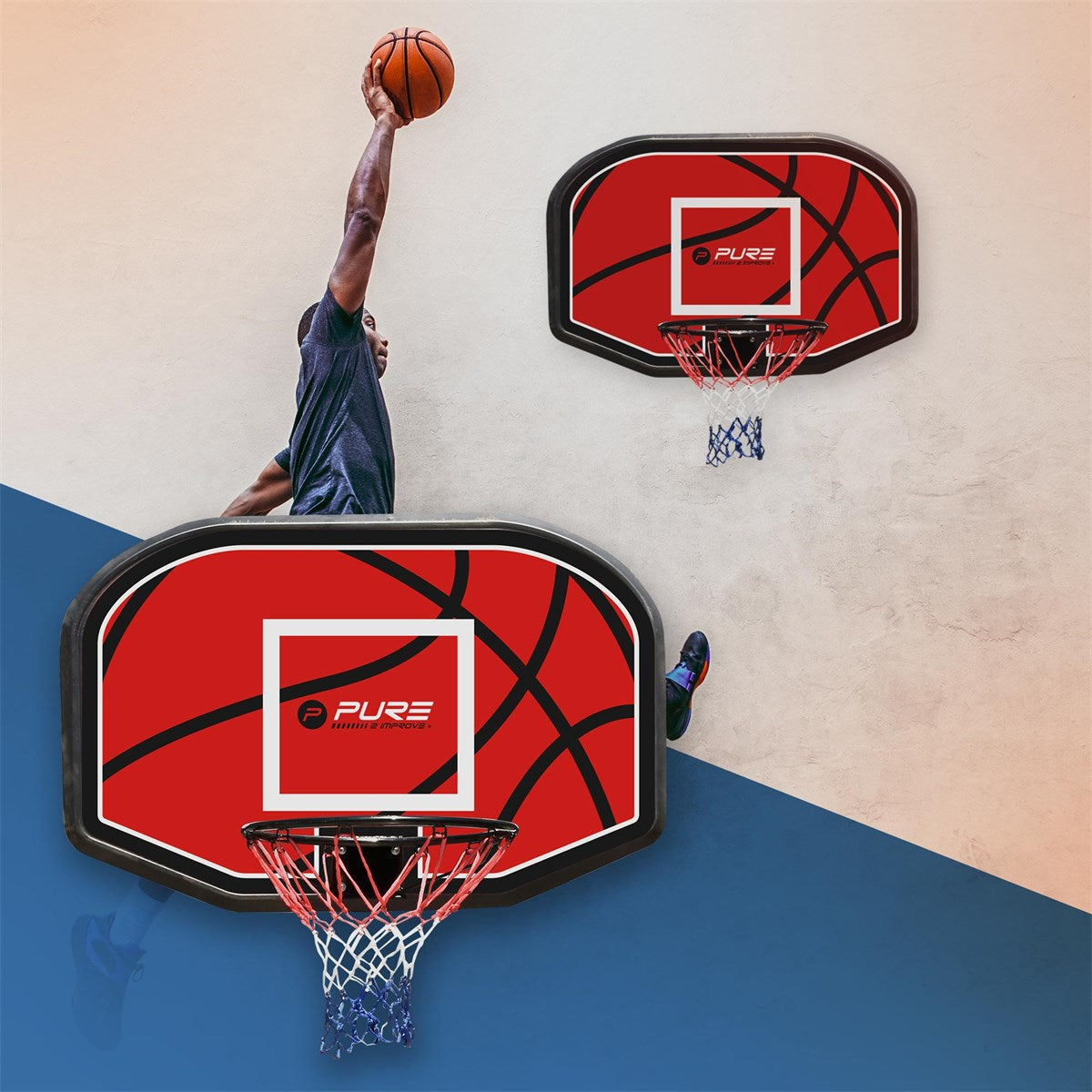 Basketbalista skáče, aby hodil basketbalový míč do koše.