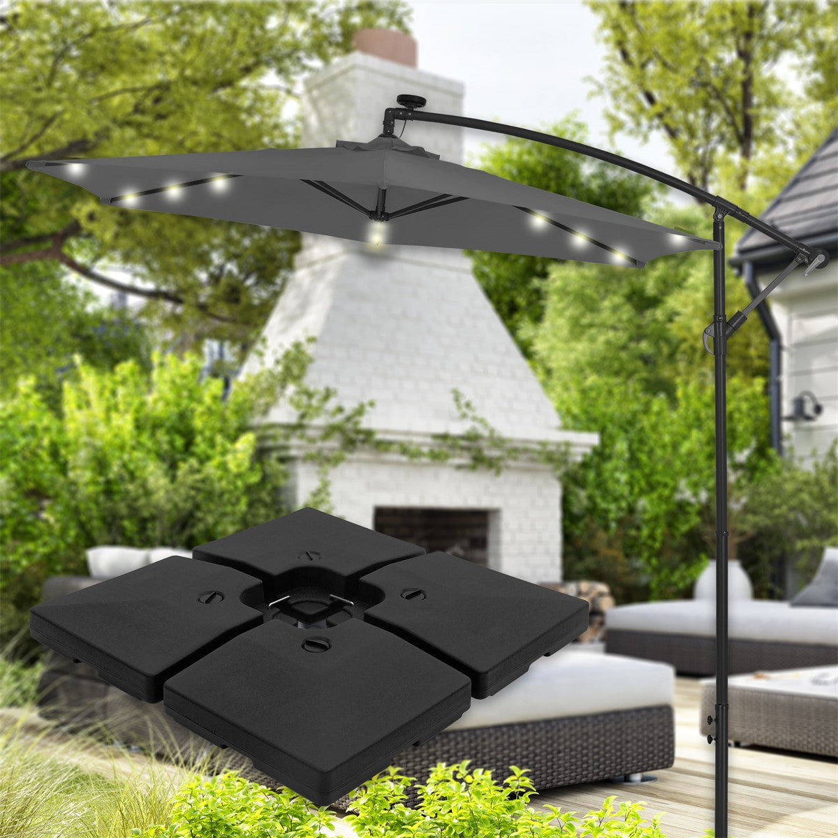 Ombrellone con illuminazione LED installato in un giardino con piante.