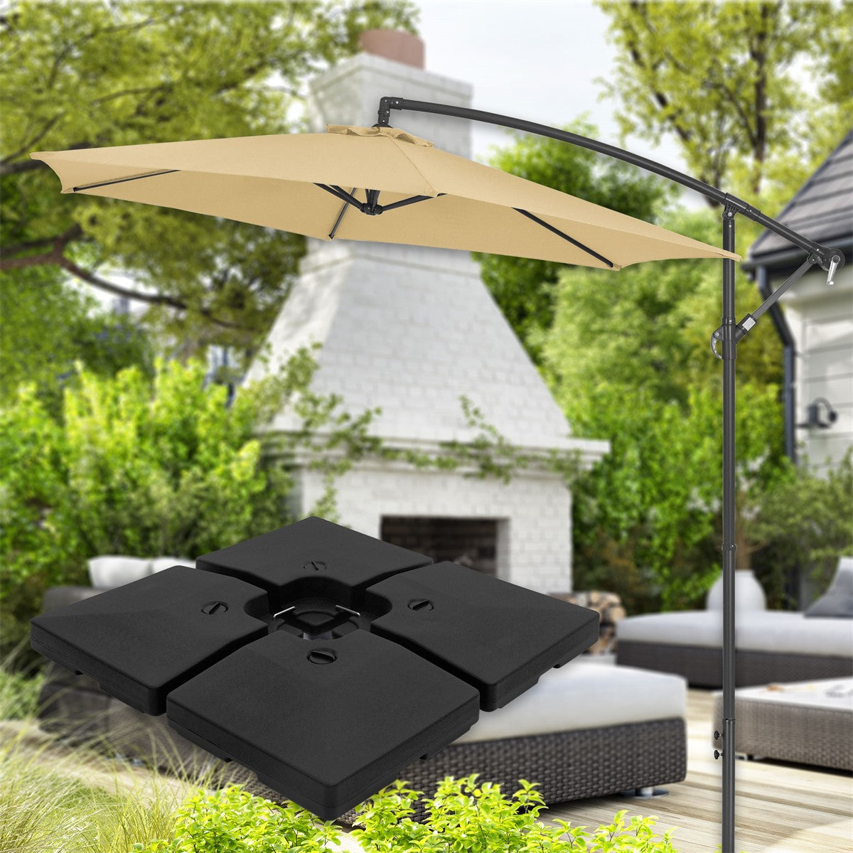 Schirm mit beigem Stoff über einer Terrasse, schwarze Gewichte im Vordergrund.