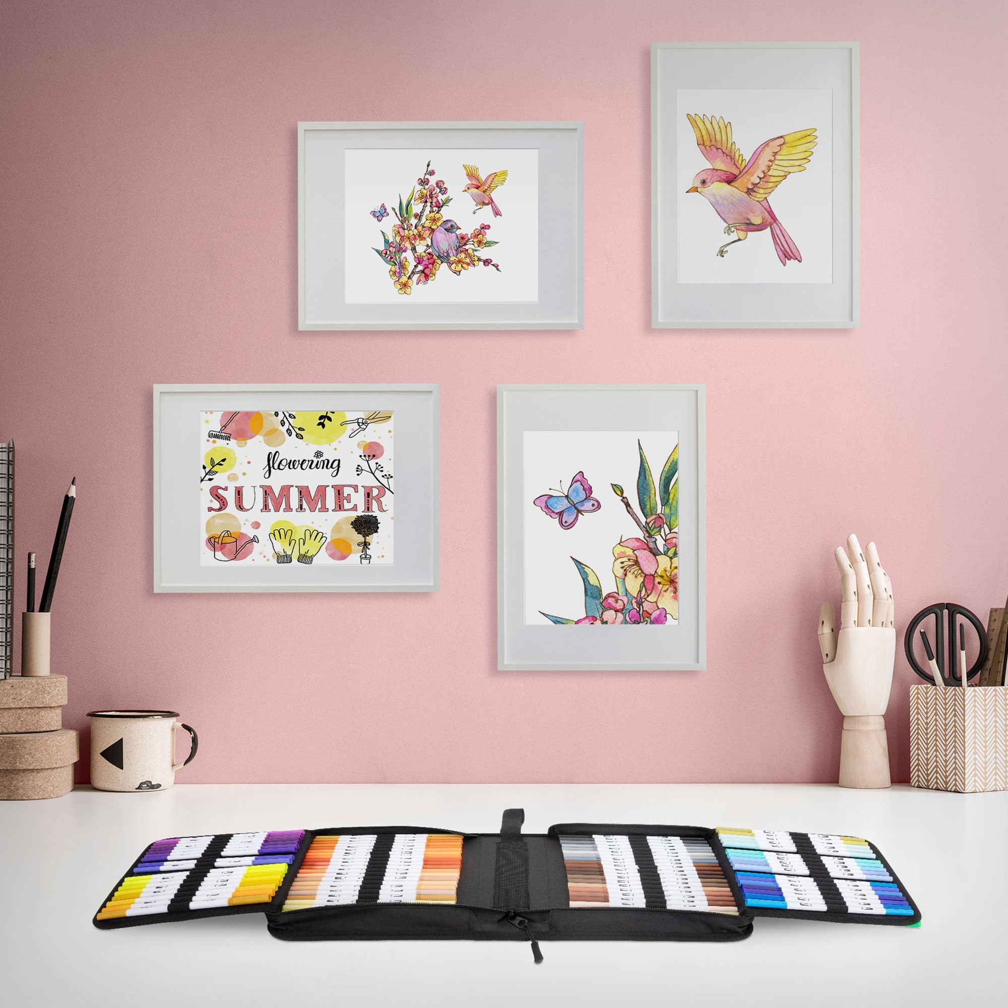 Quatre cadres photo sur un mur avec des œuvres d'art colorées.