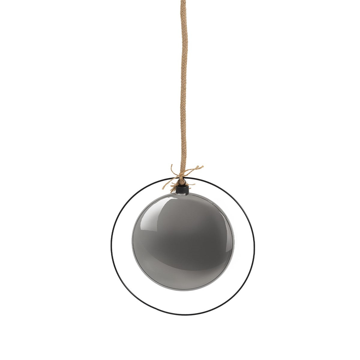 Graue Weihnachtskugel hängt an einem Faden in einem schwarzen Kreis.