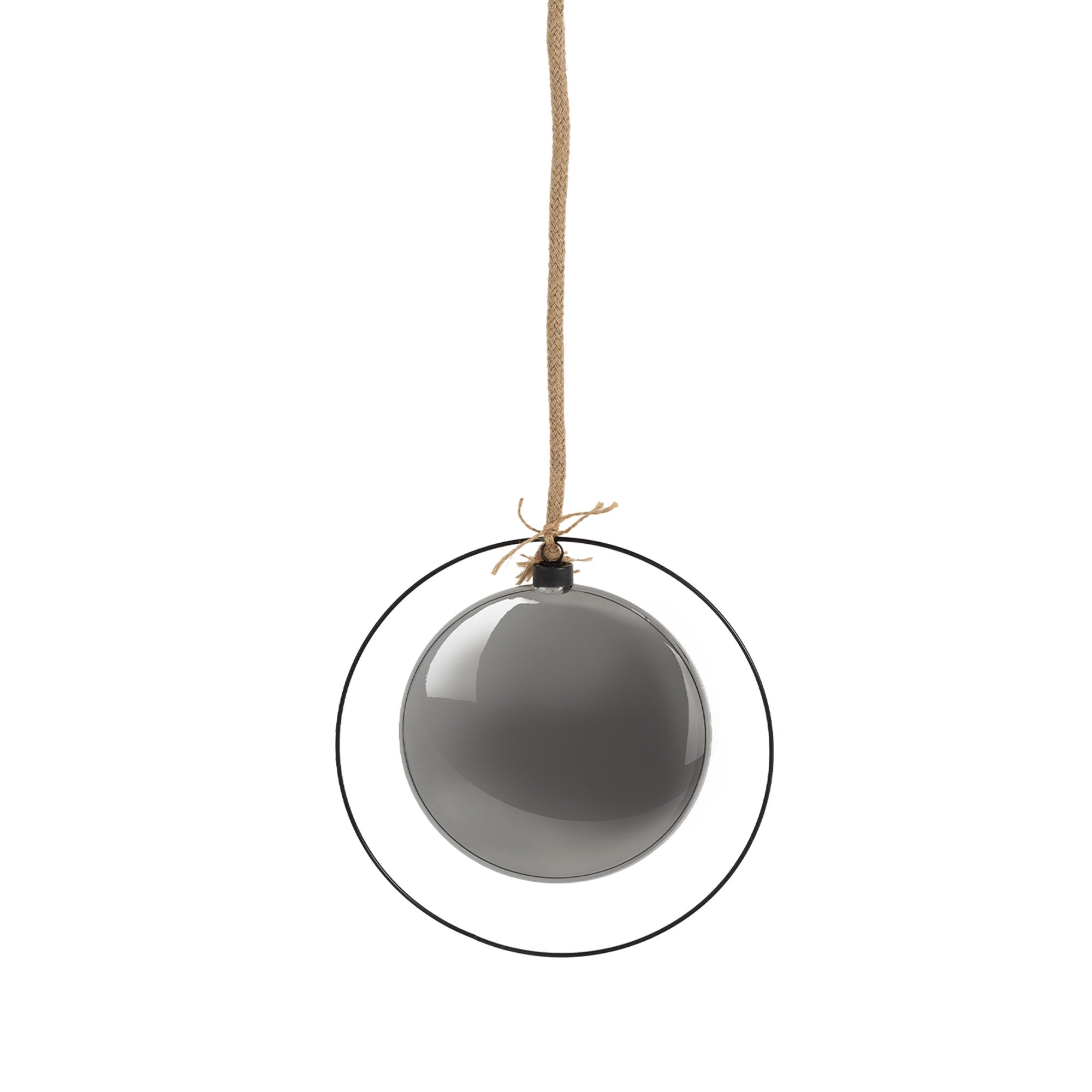 Graue Weihnachtskugel hängt an einem Faden in einem schwarzen Kreis.