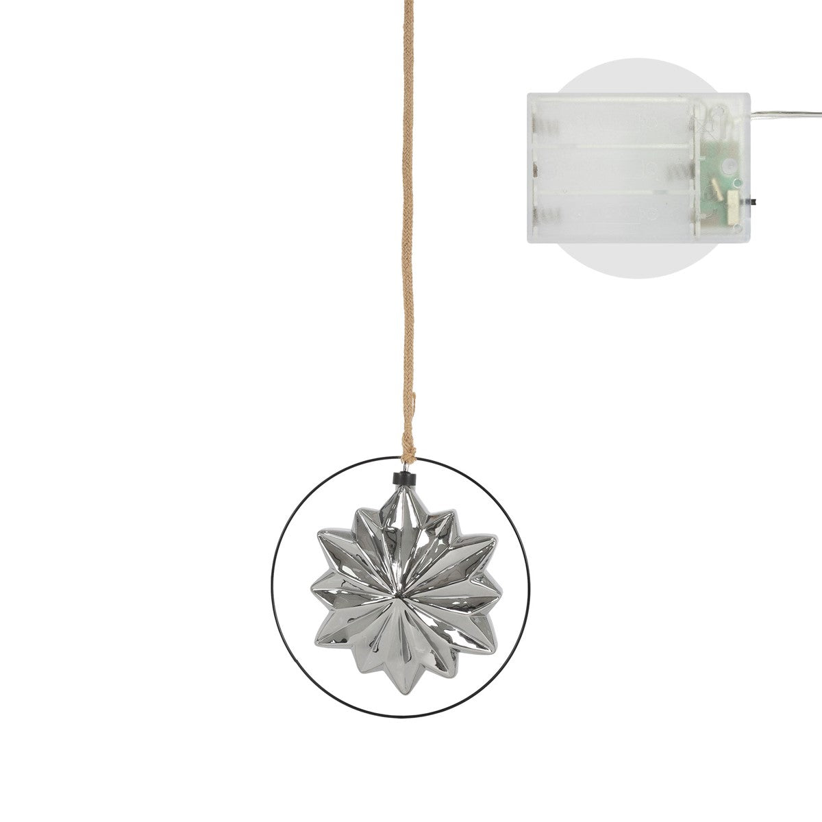 Colgante plateado en forma de estrella dentro de un anillo negro, en un cordón marrón; arriba a la derecha se muestra un pequeño componente.