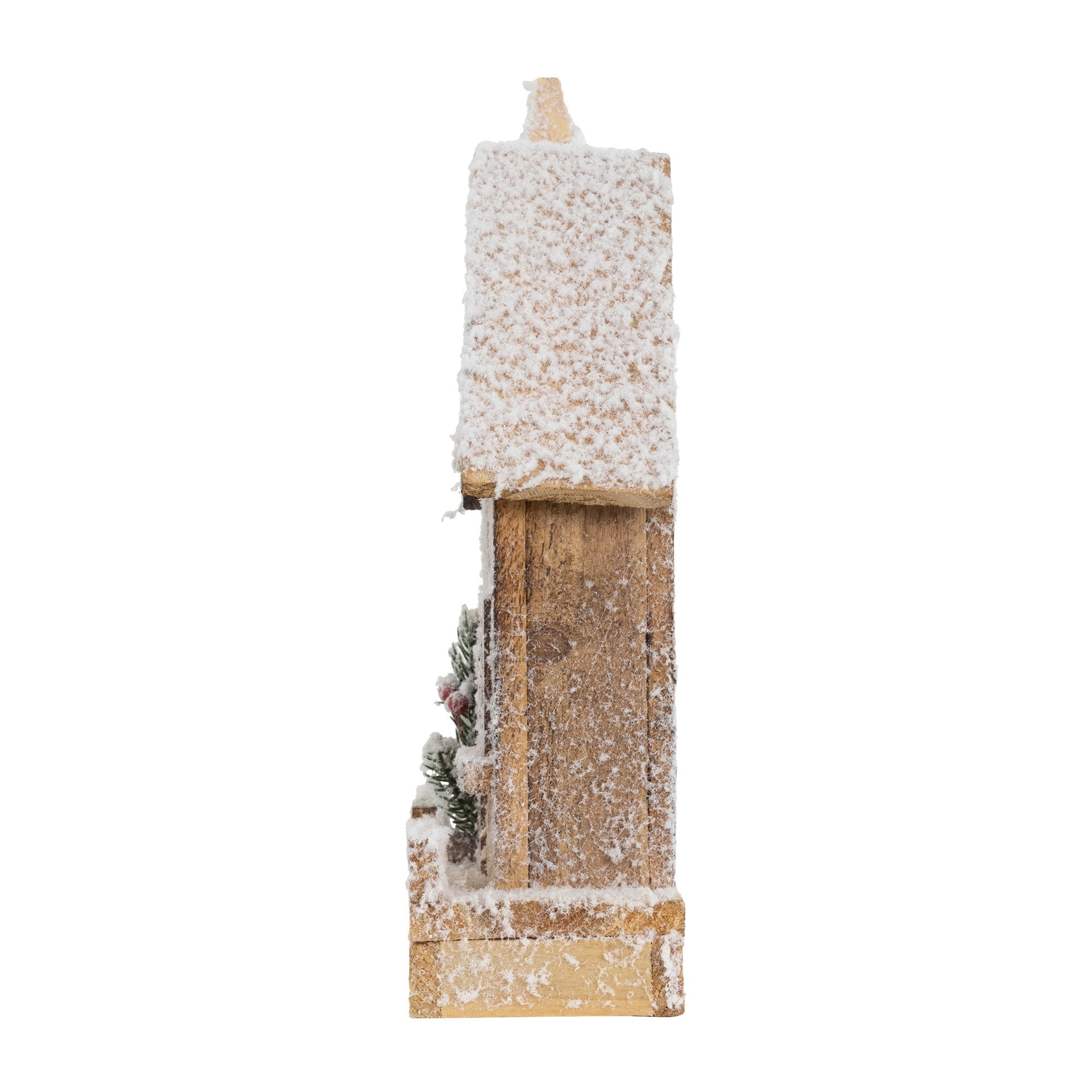 Vue latérale d'une maison en bois avec de la neige sur le toit.
